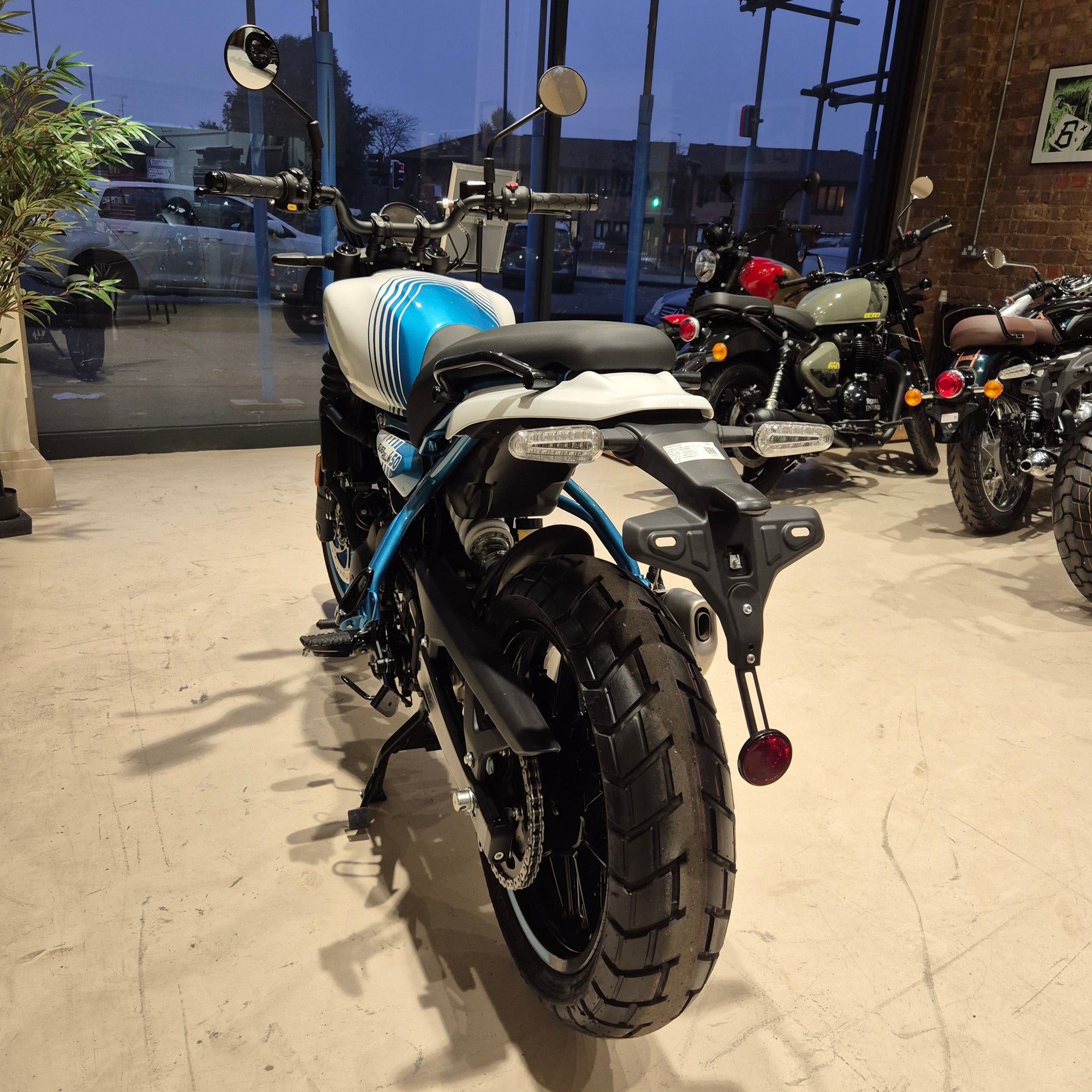 Royal Enfield Guerrilla 450 - Brava Blue