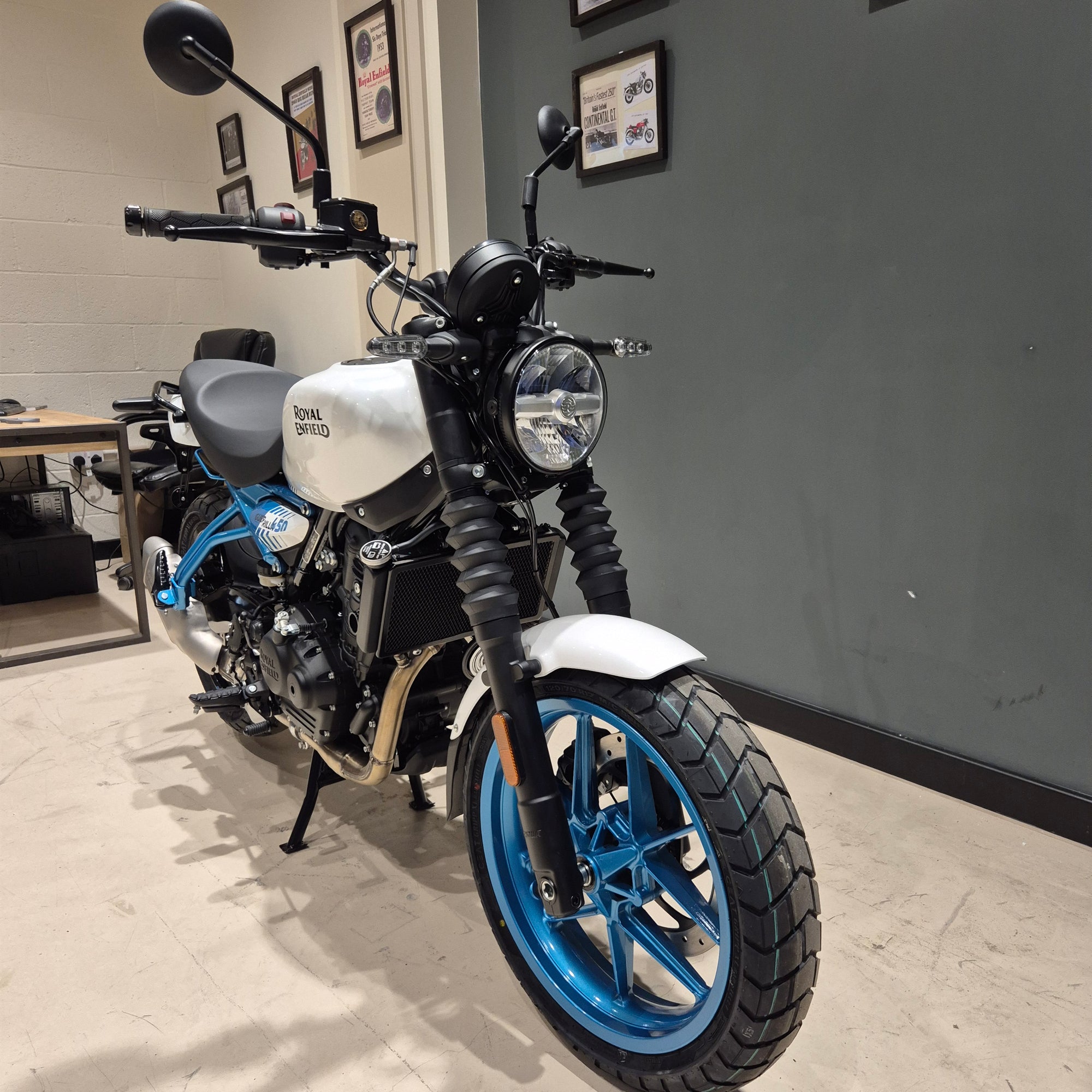 Royal Enfield Guerrilla 450 - Brava Blue