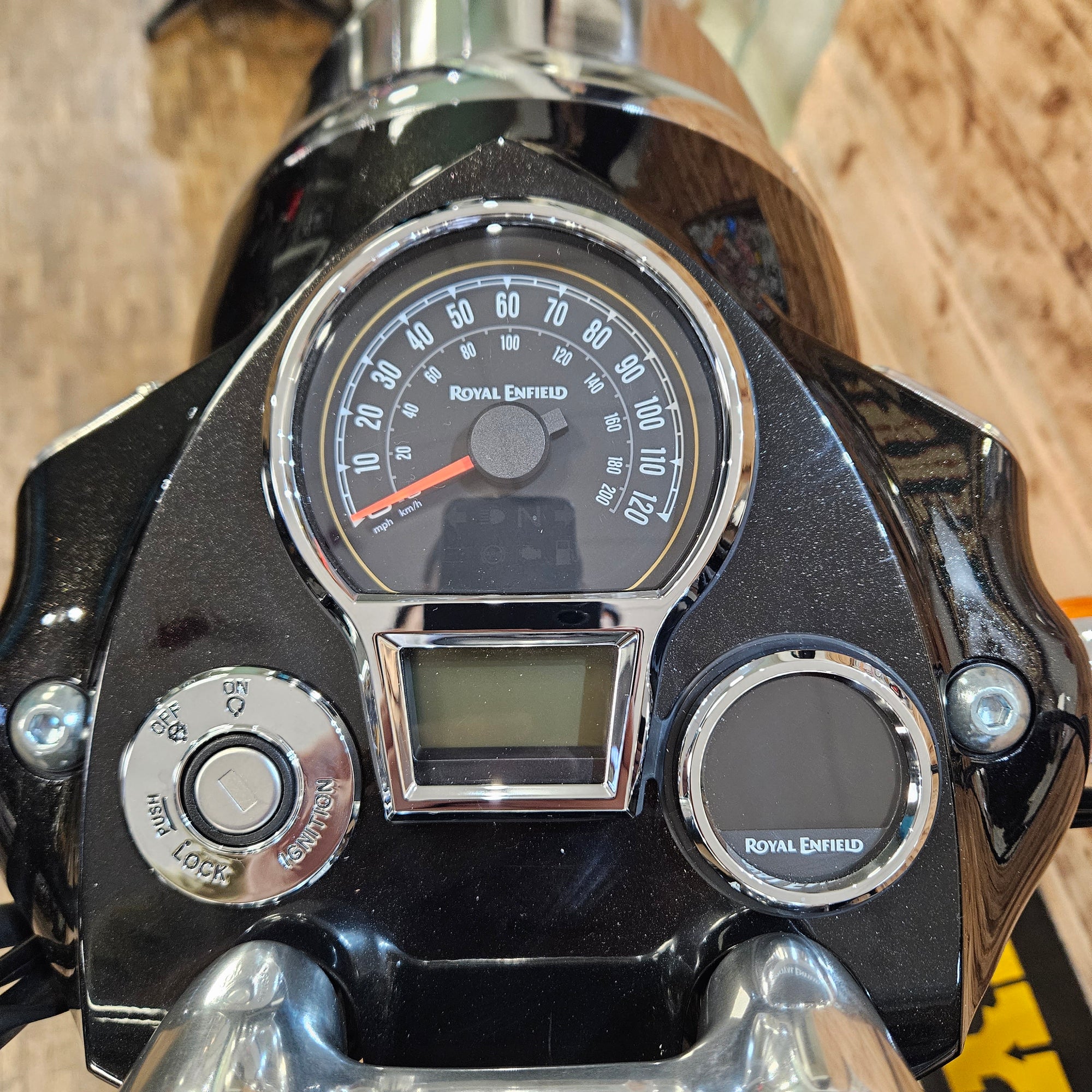 ROYAL ENFIELD CLASSIC 650 - Black/Chrome