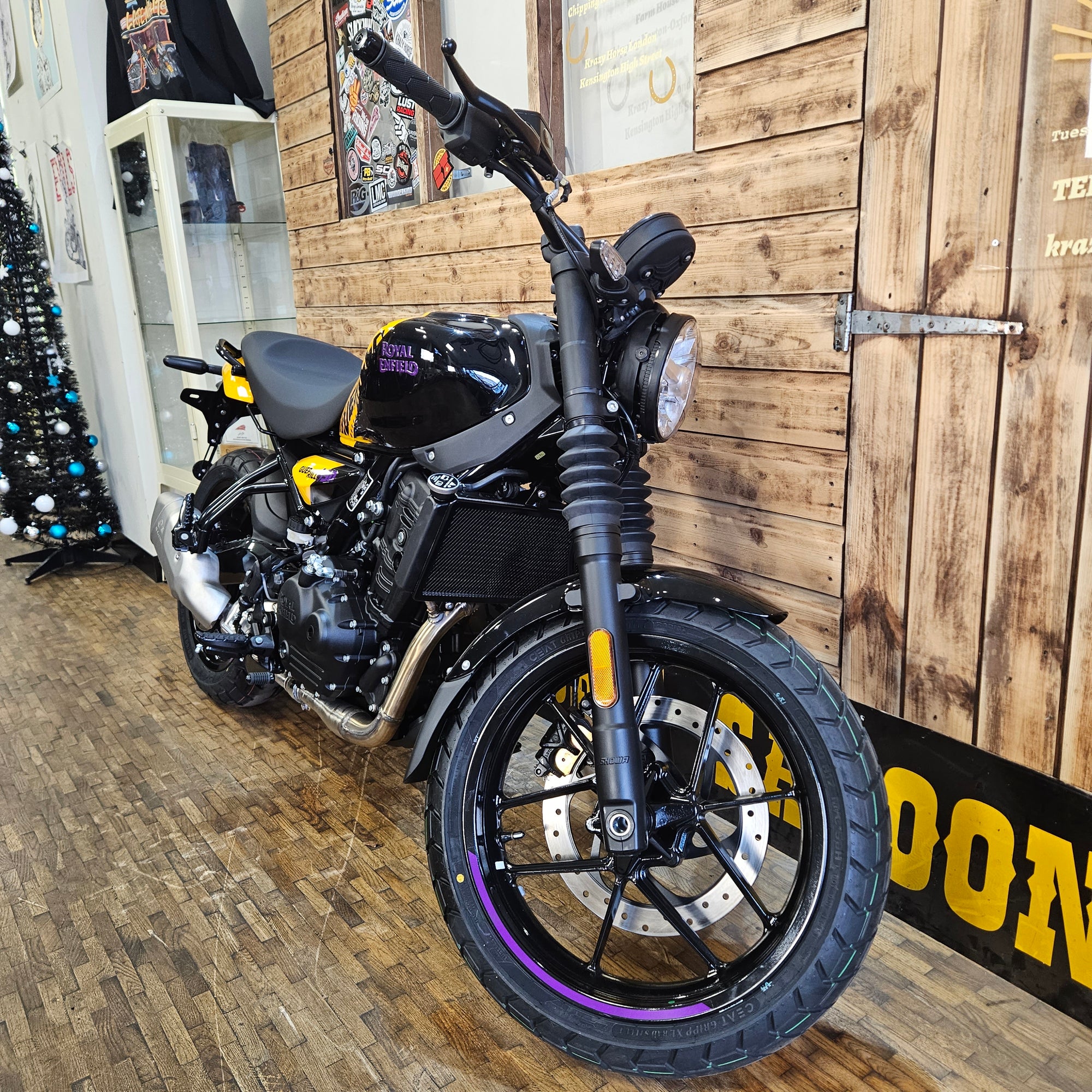 ROYAL ENFIELD GUERILLA 450 - Yellow Ribbon