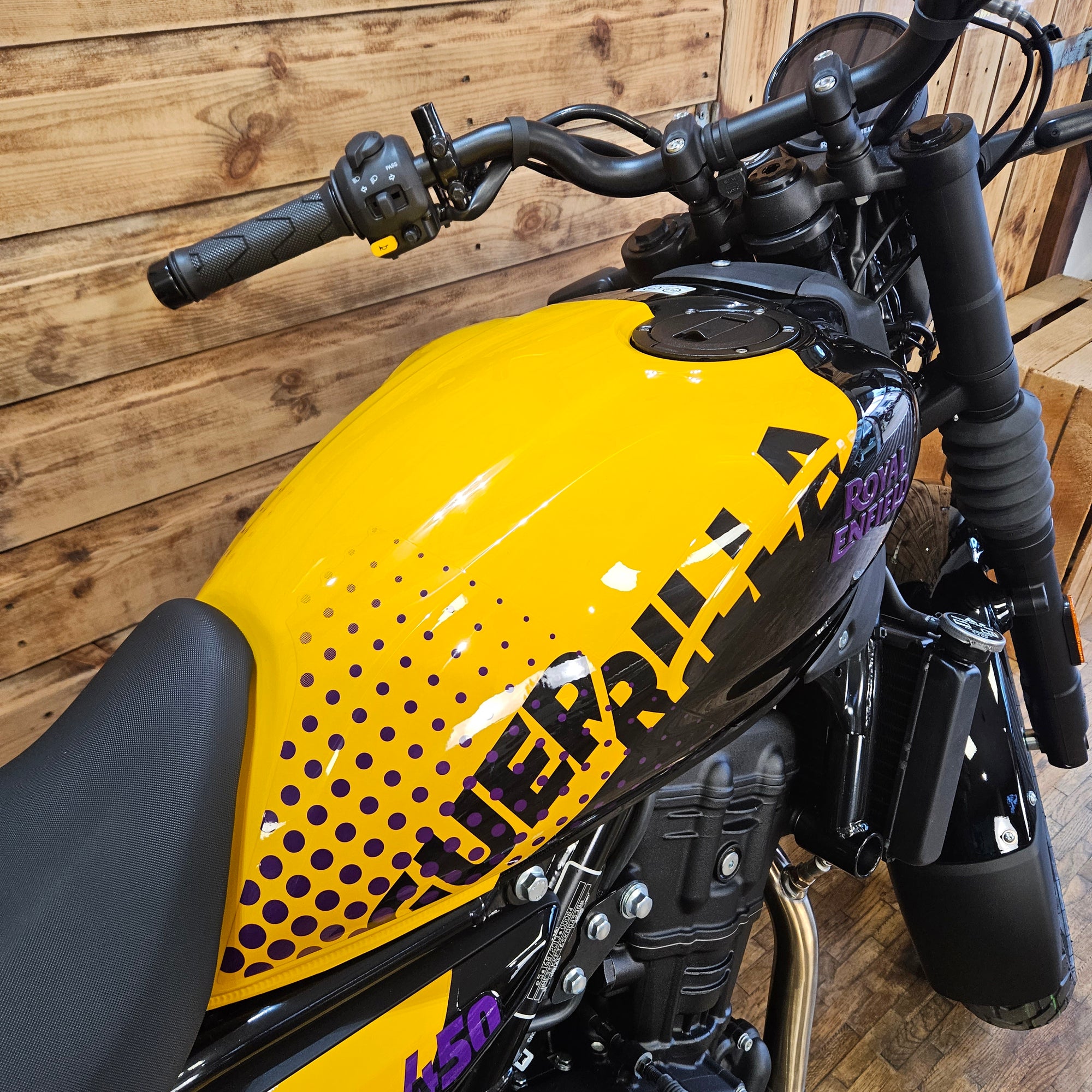 ROYAL ENFIELD GUERILLA 450 - Yellow Ribbon