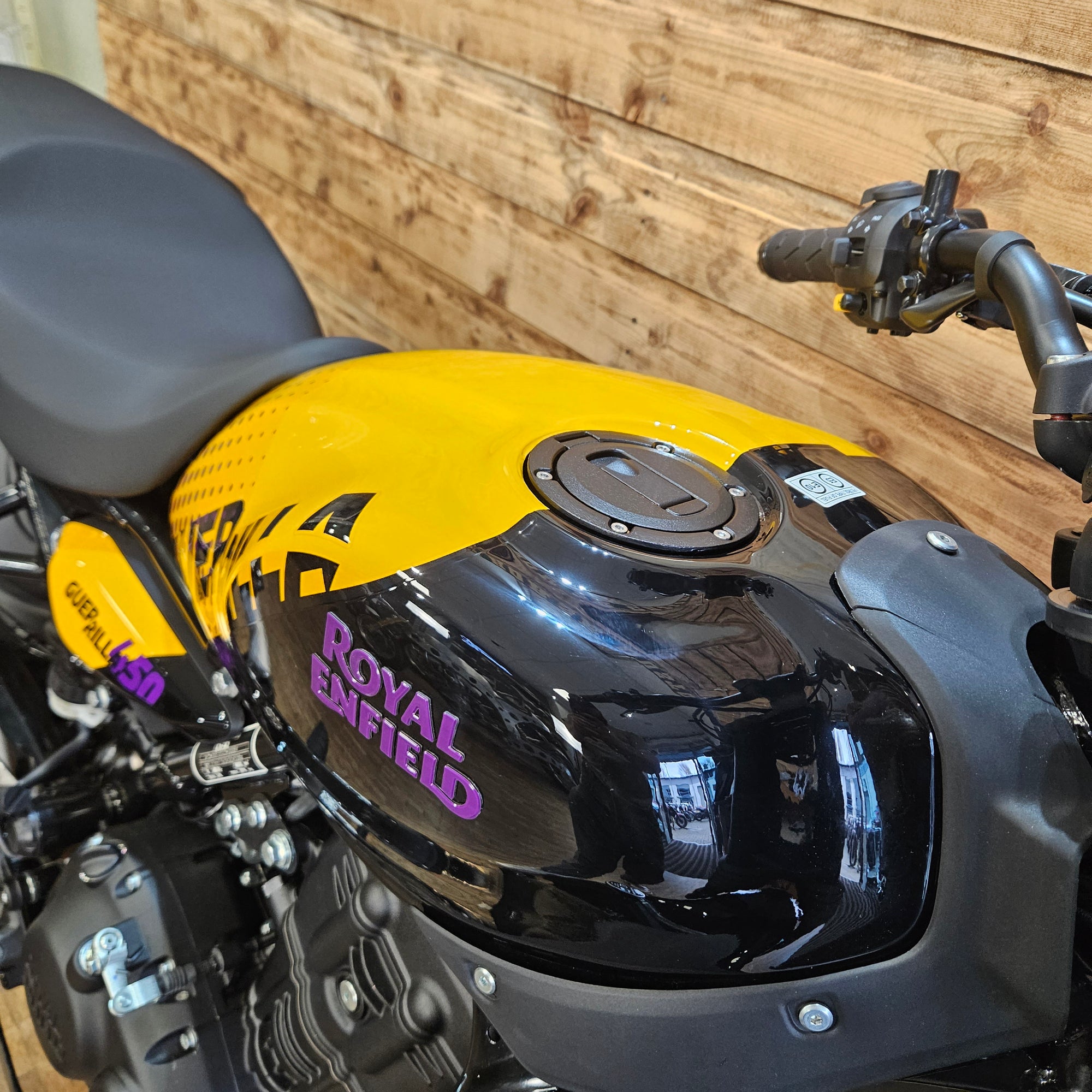 ROYAL ENFIELD GUERILLA 450 - Yellow Ribbon