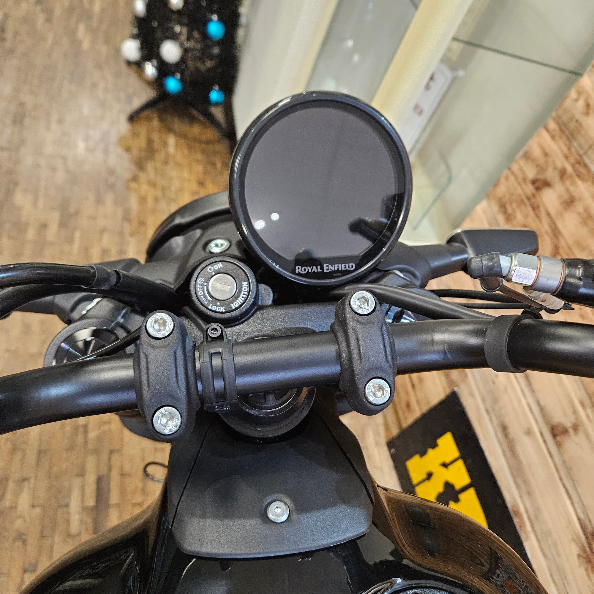 ROYAL ENFIELD GUERILLA 450 - Yellow Ribbon