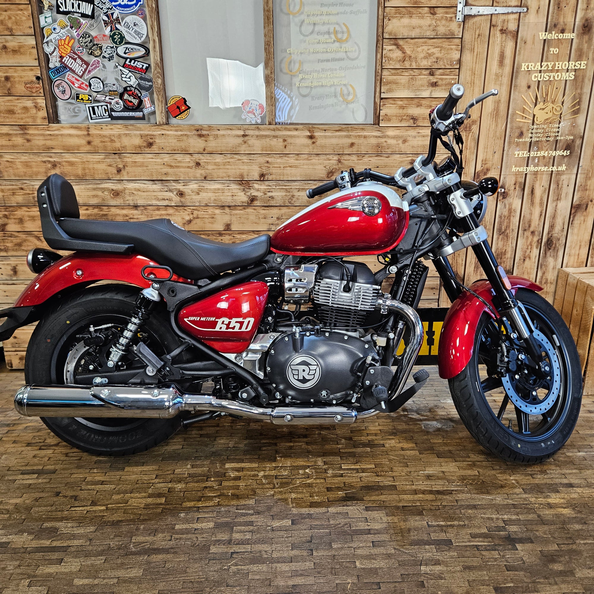 ROYAL ENFIELD SUPER METEOR 650 - Celestial Red
