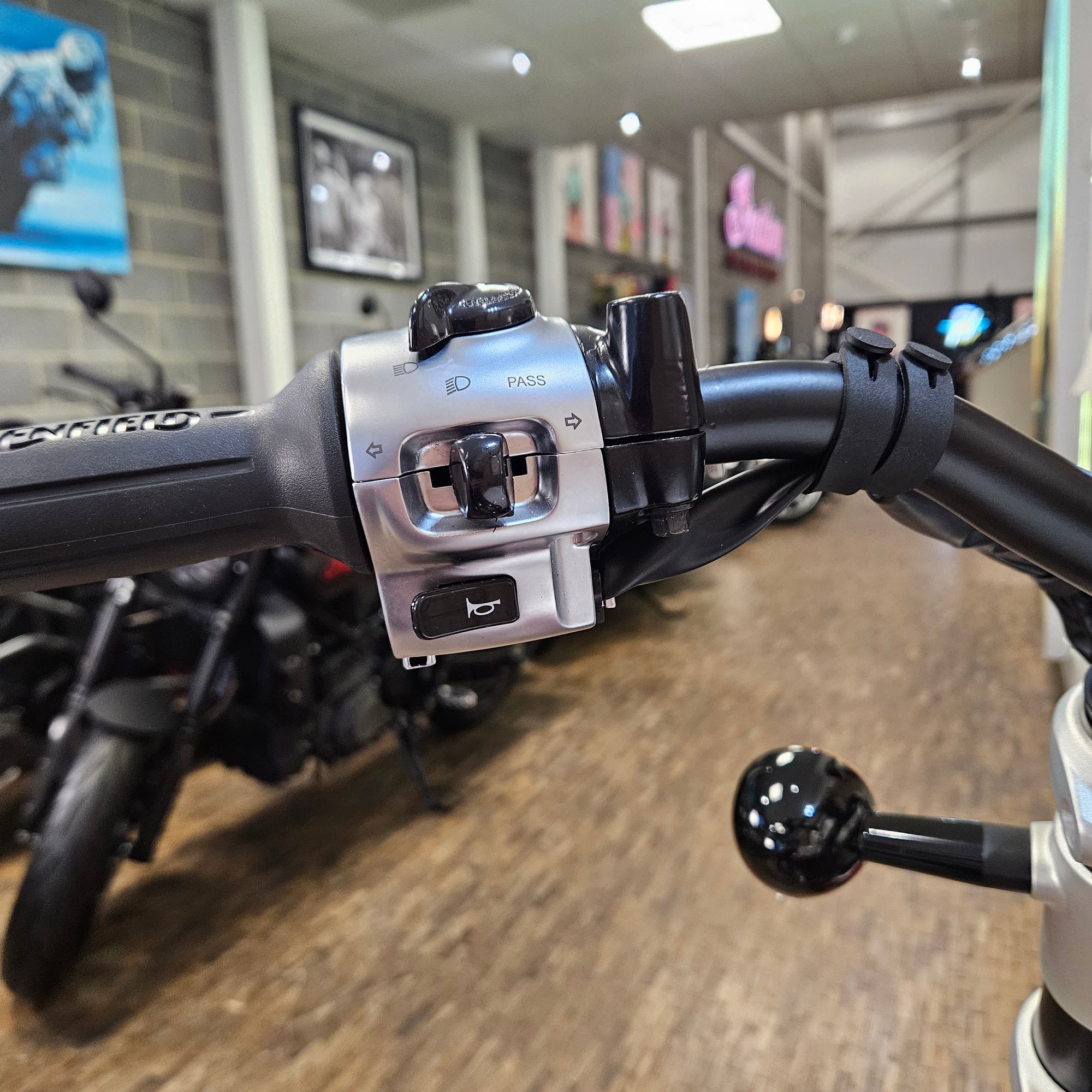 ROYAL ENFIELD SUPER METEOR 650 - Celestial Red