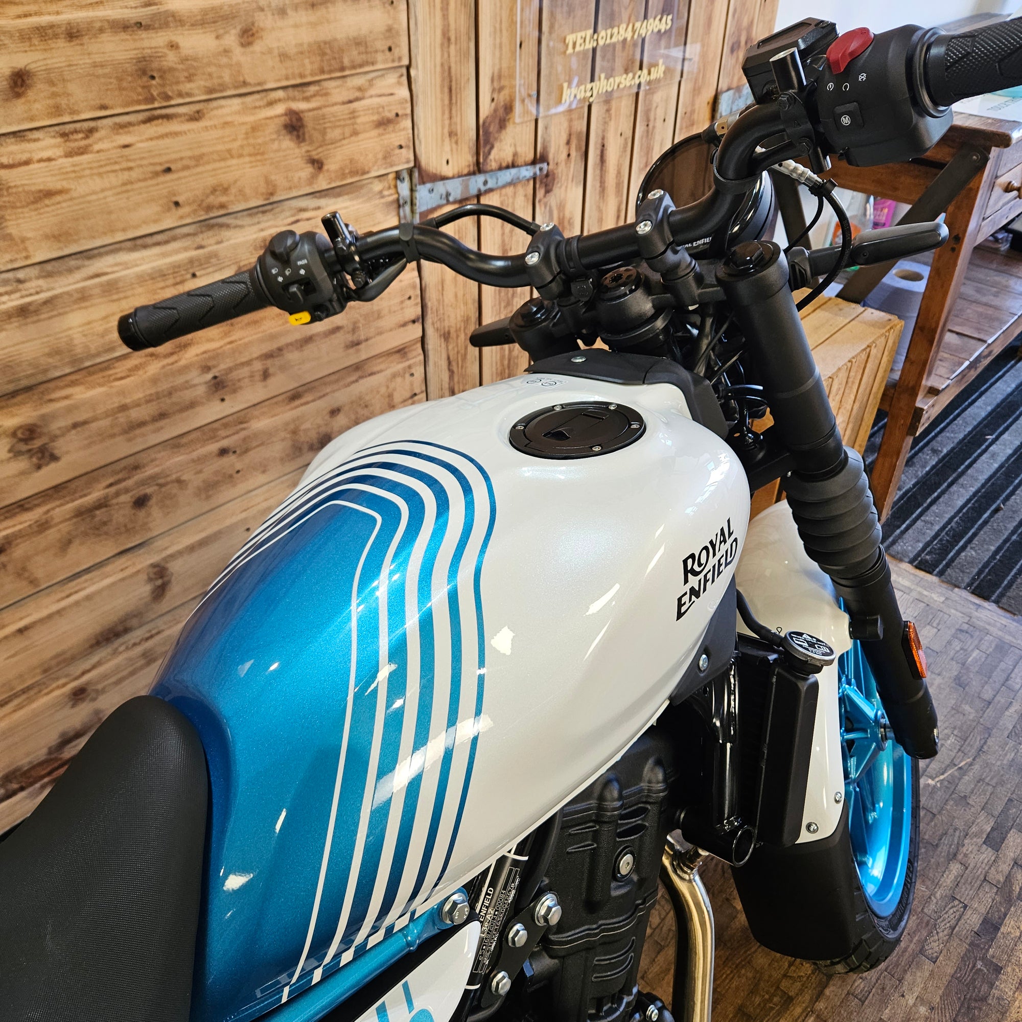 ROYAL ENFIELD GUERILLA 450 - Brava Blue