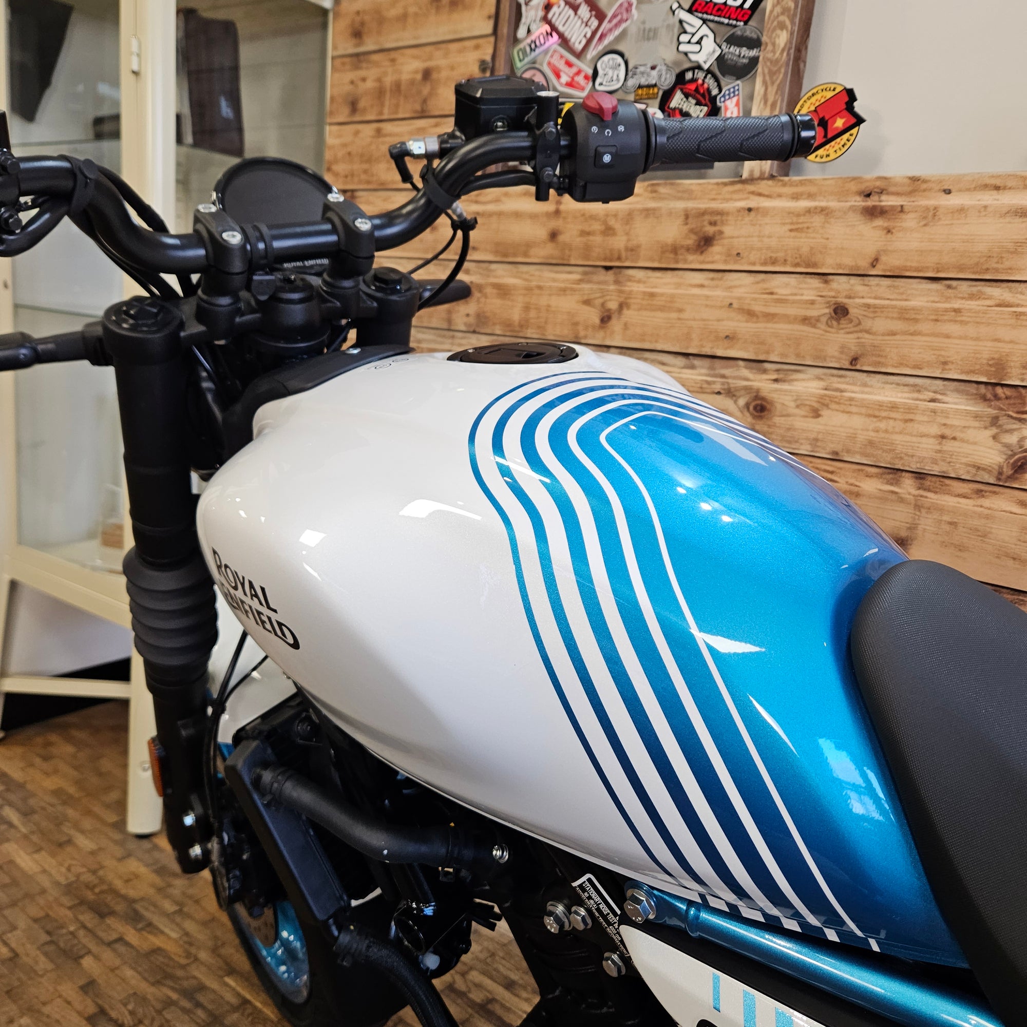 ROYAL ENFIELD GUERILLA 450 - Brava Blue