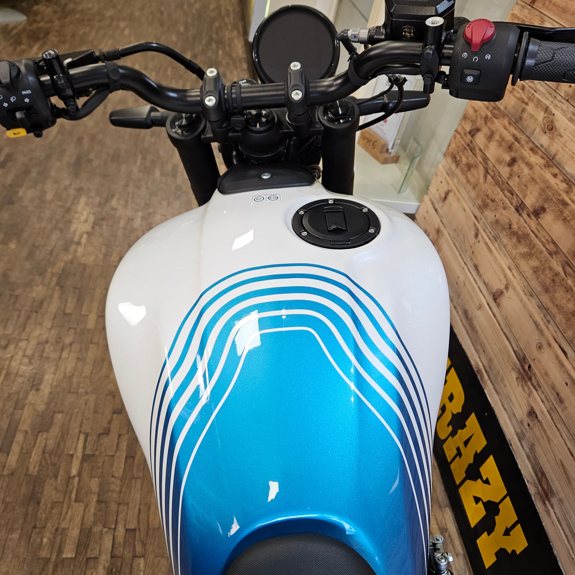 ROYAL ENFIELD GUERILLA 450 - Brava Blue