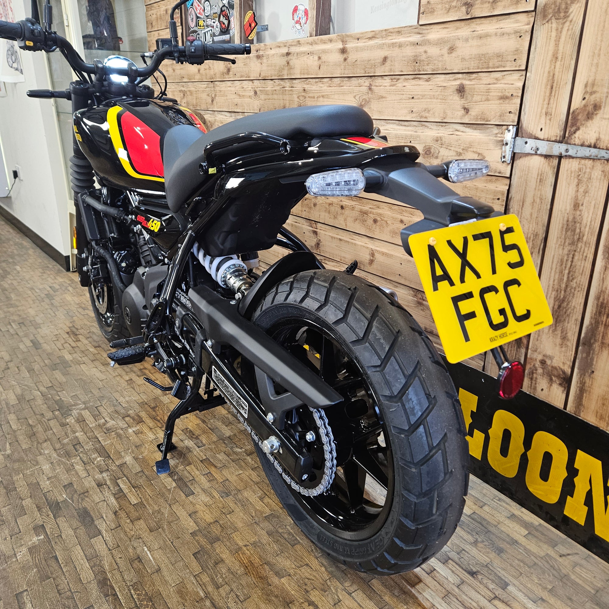 ROYAL ENFIELD GUERILLA 450 - Playa Black - PreRegistered