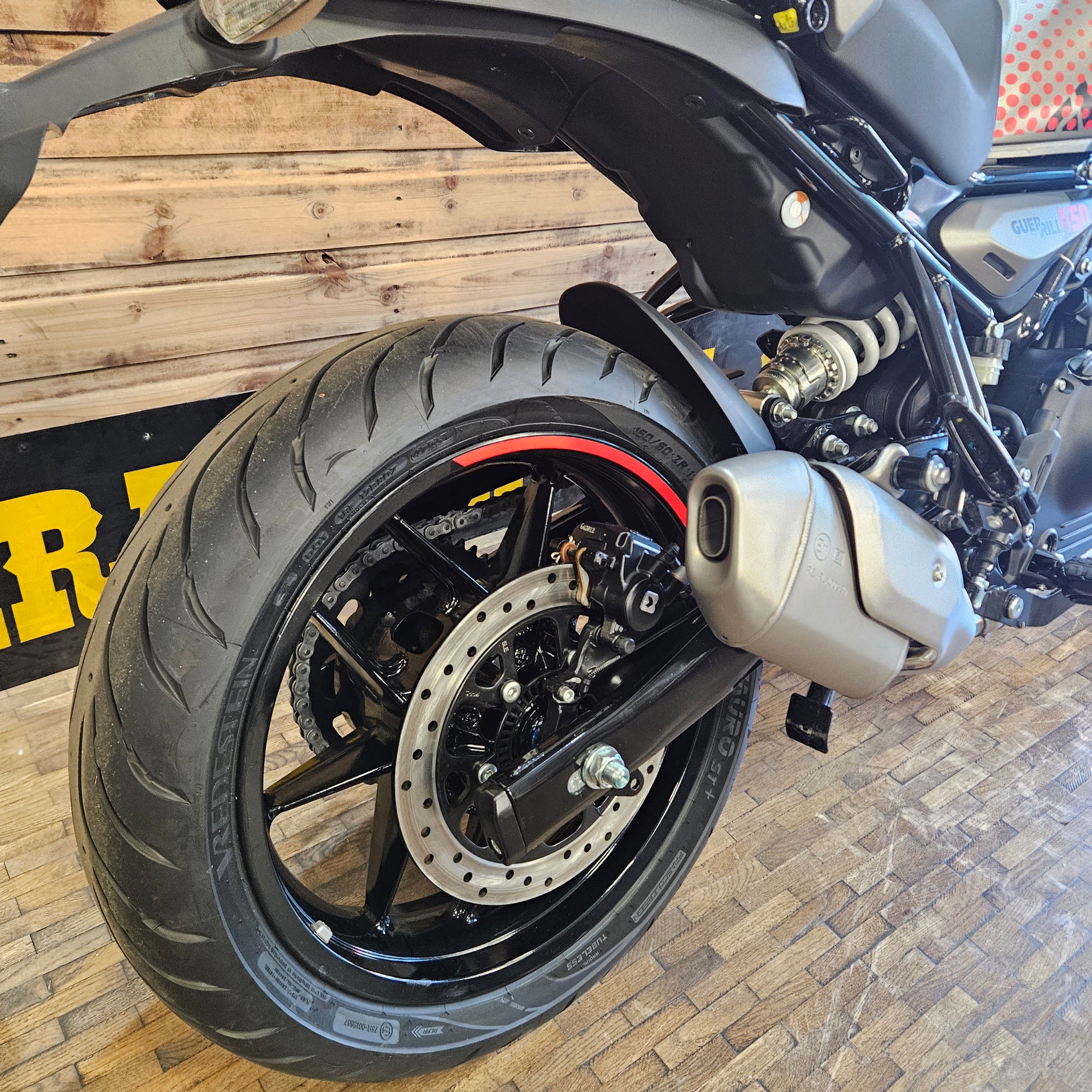 ROYAL ENFIELD GUERILLA 450 - Apex Black