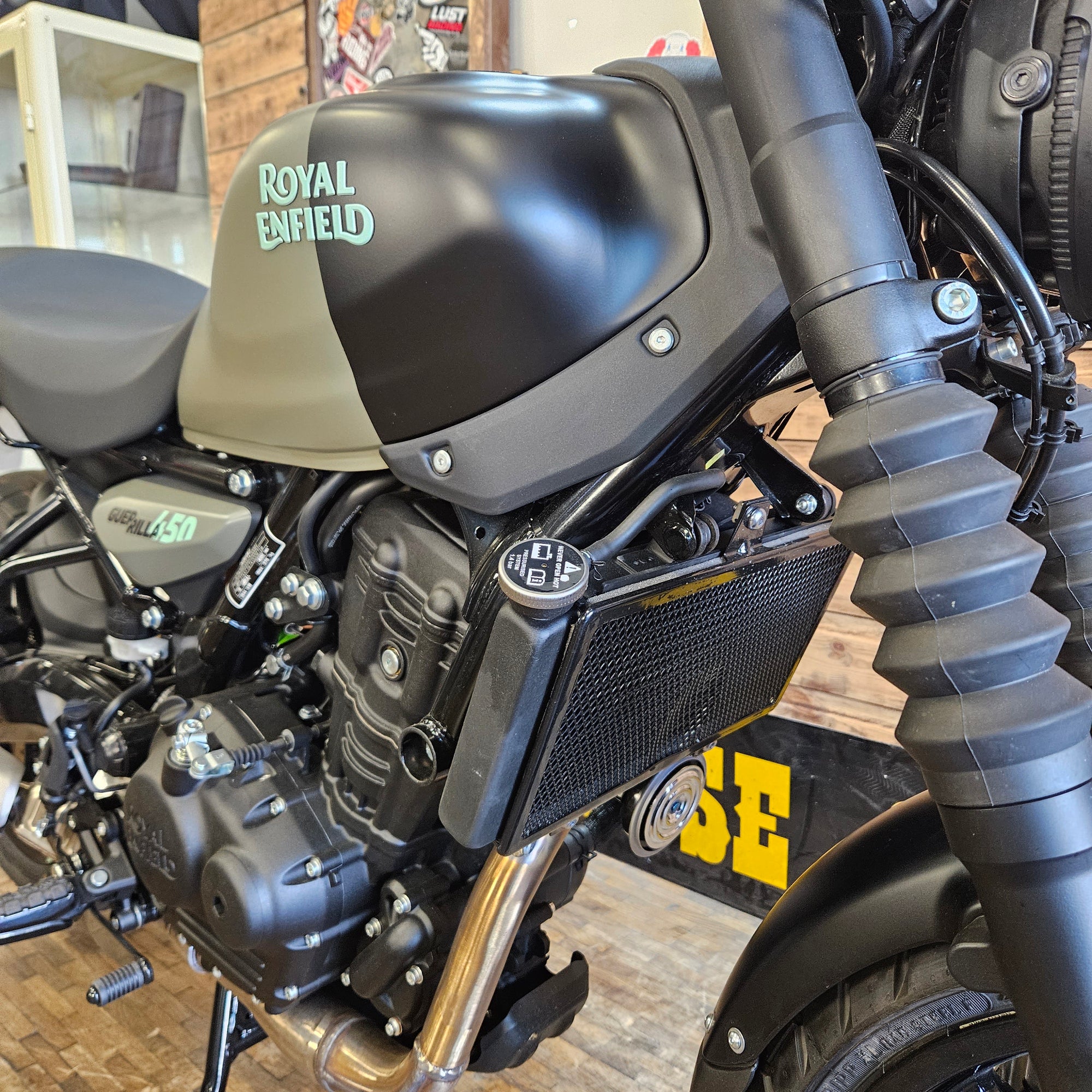 ROYAL ENFIELD GUERILLA 450 - Ash Green - PreRegistered