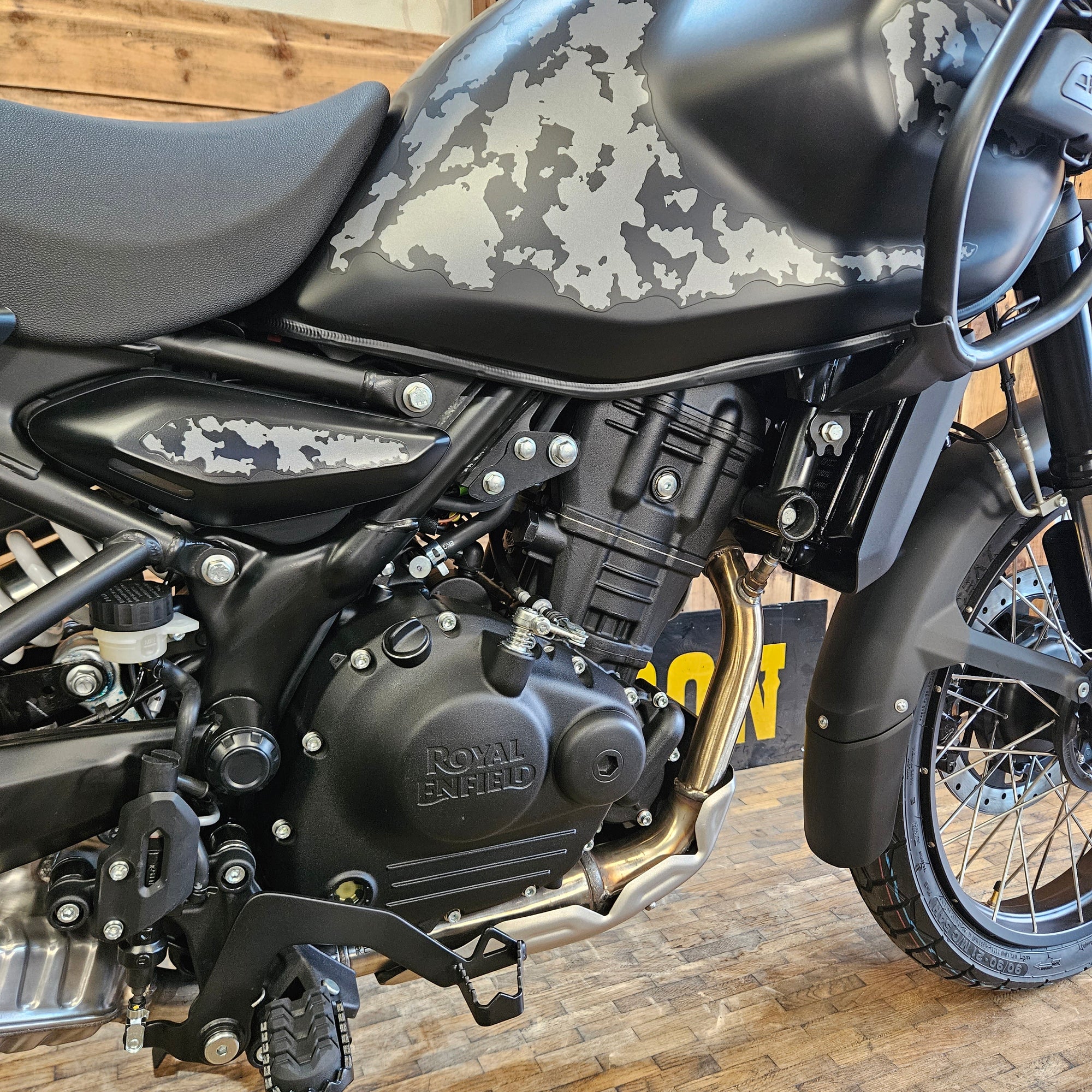 ROYAL ENFIELD HIMALAYAN 450 - Mana Black