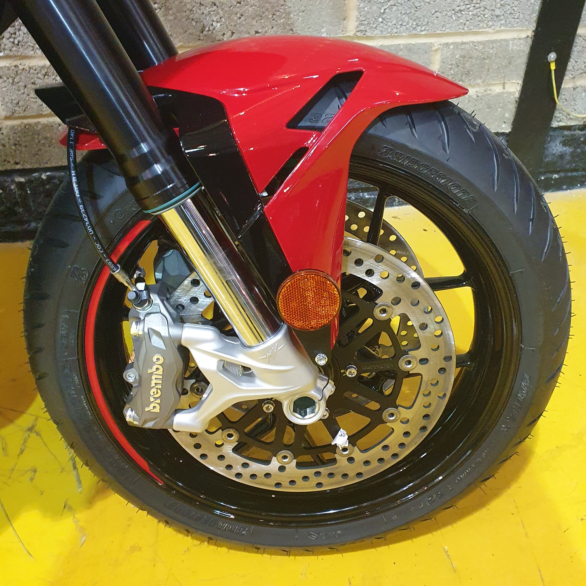 MV AGUSTA TURISMO VELOCE RC SCS - RC PEARL WHITE/ AGO RED/EMERALD GREEN