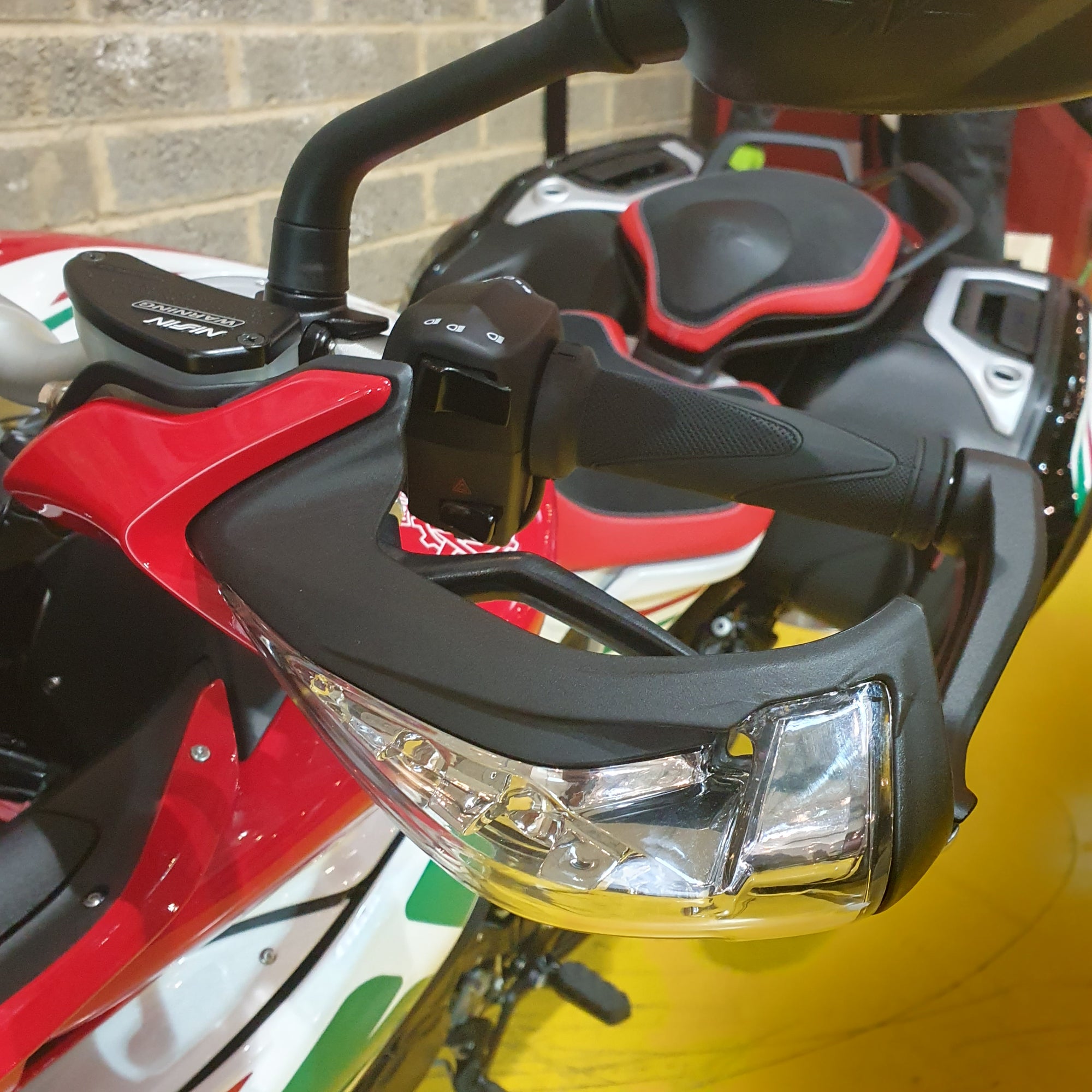 MV AGUSTA TURISMO VELOCE RC SCS - RC PEARL WHITE/ AGO RED/EMERALD GREEN