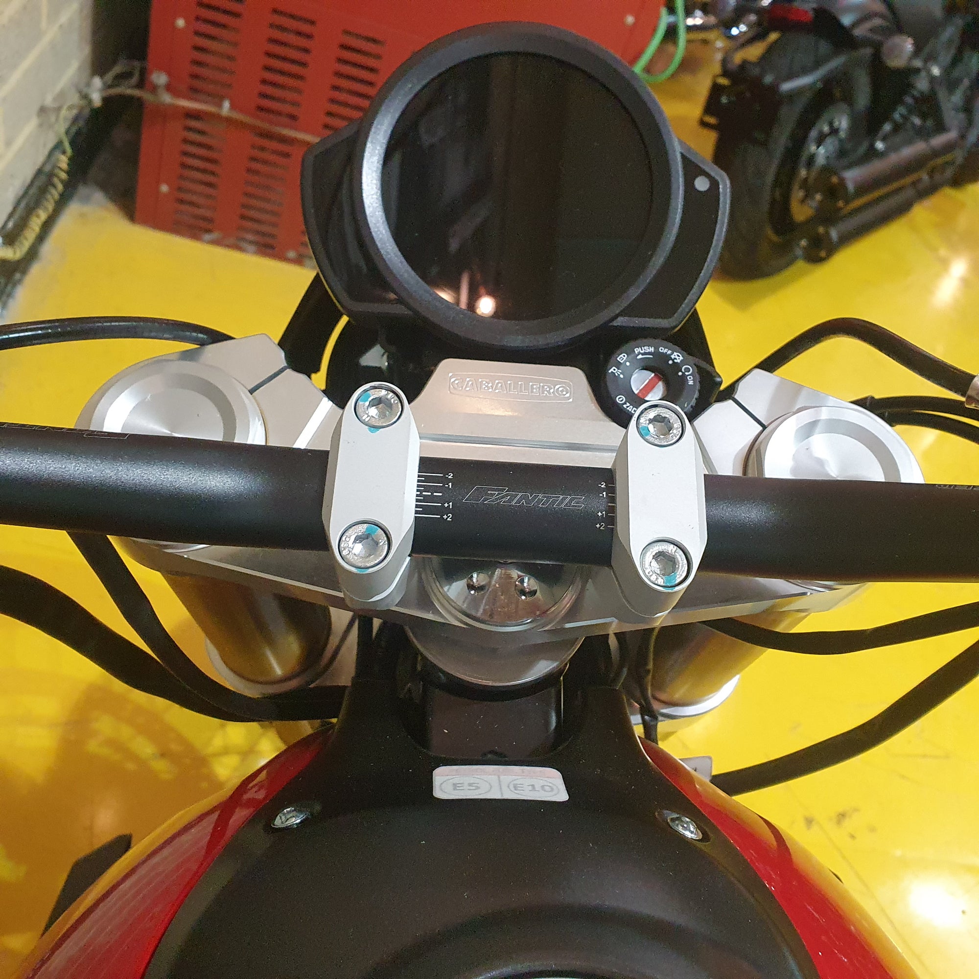 Fantic Caballero 700 - Pure Red