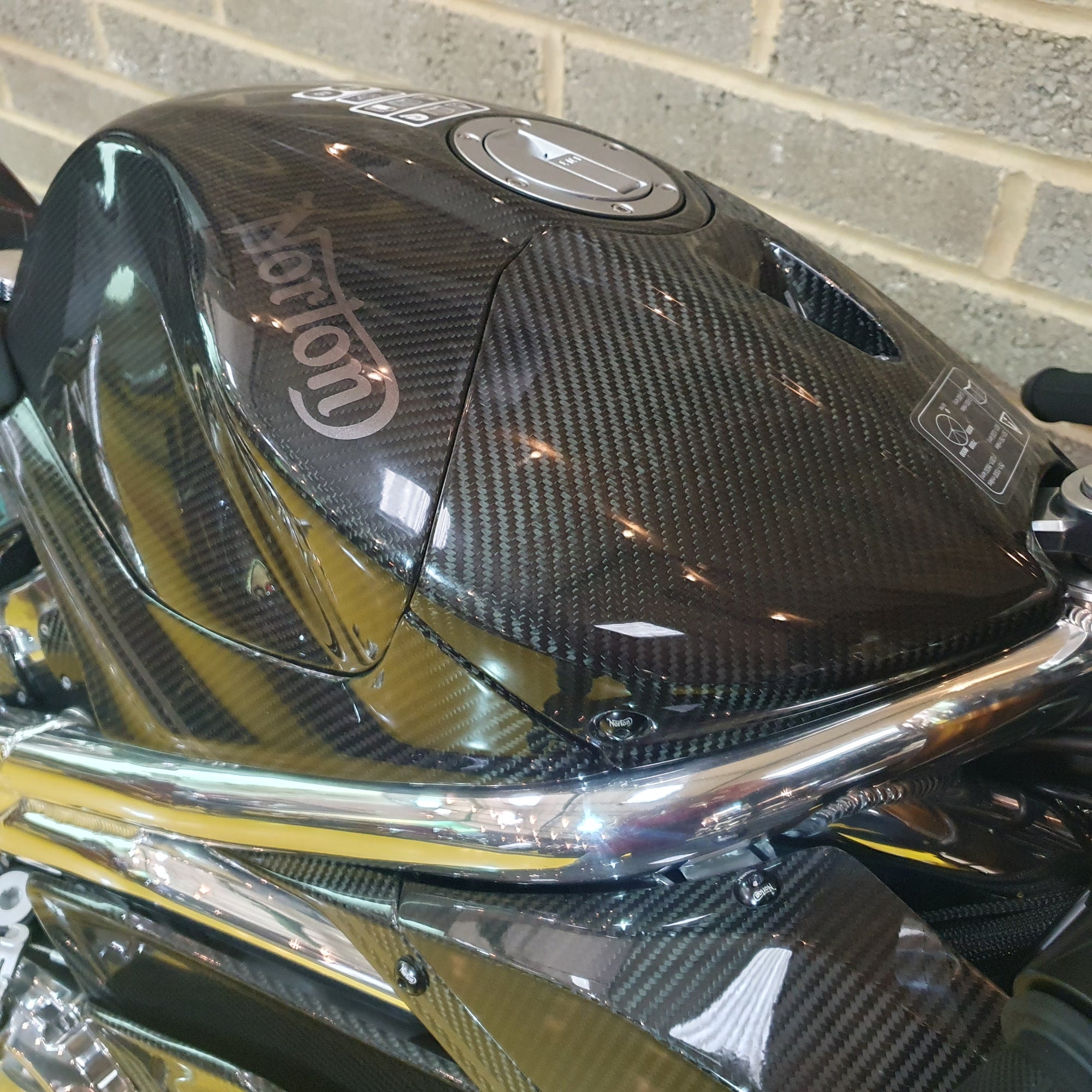 Norton V4sv Carbon - Black Carbon