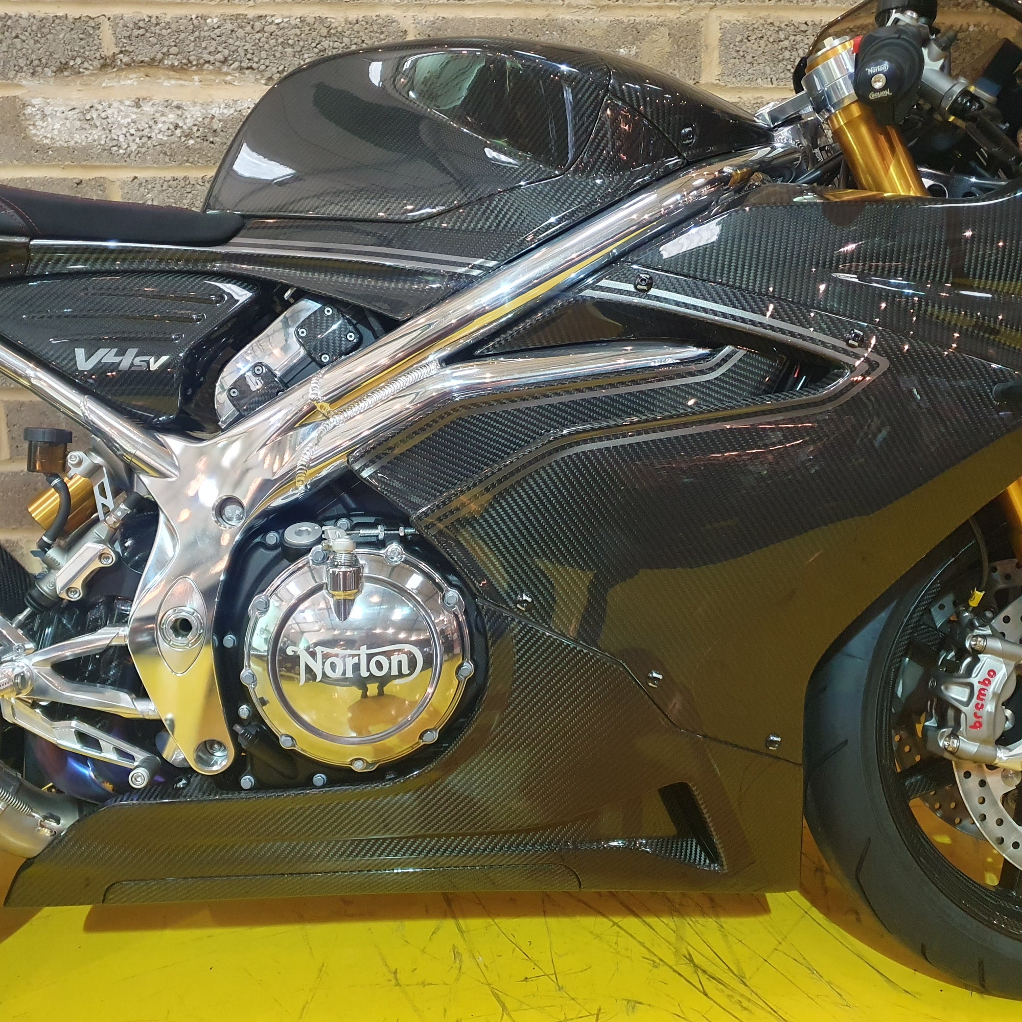 Norton V4sv Carbon - Black Carbon