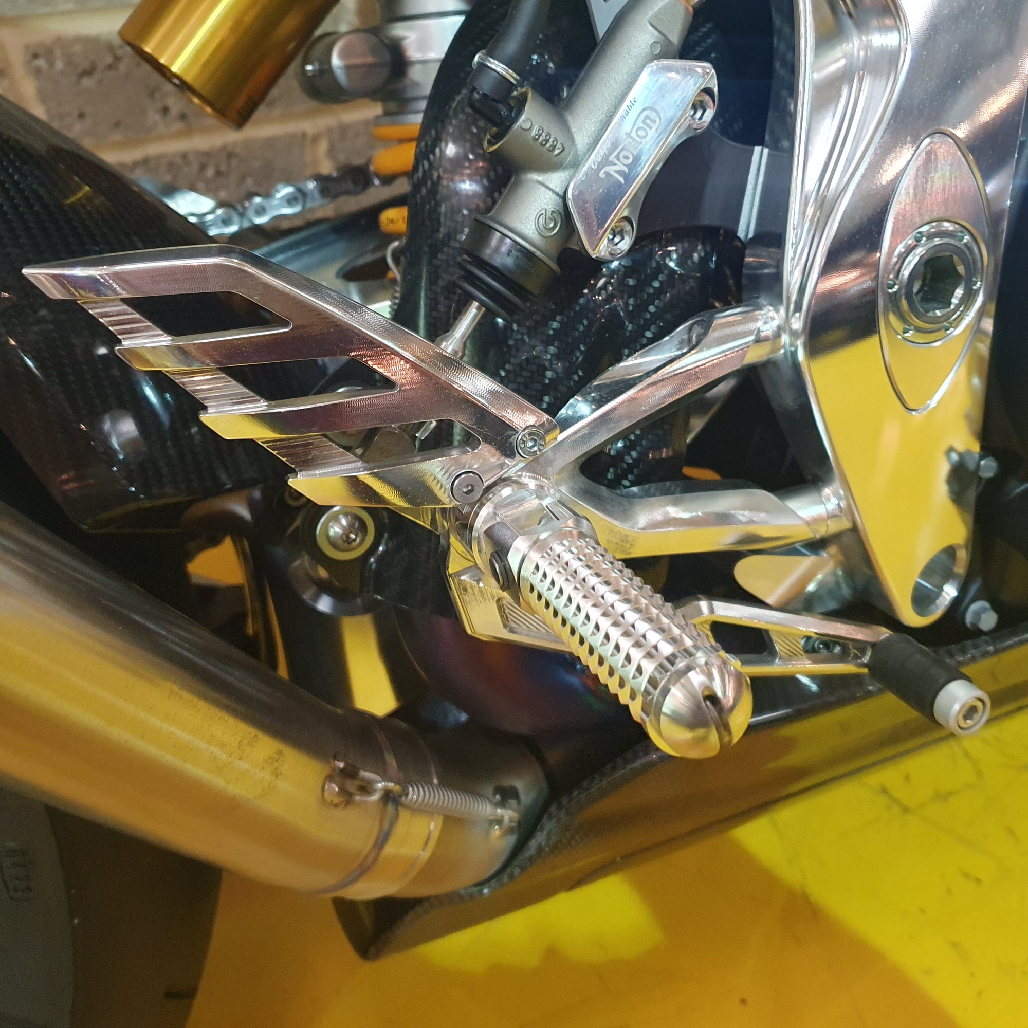 Norton V4sv Carbon - Black Carbon