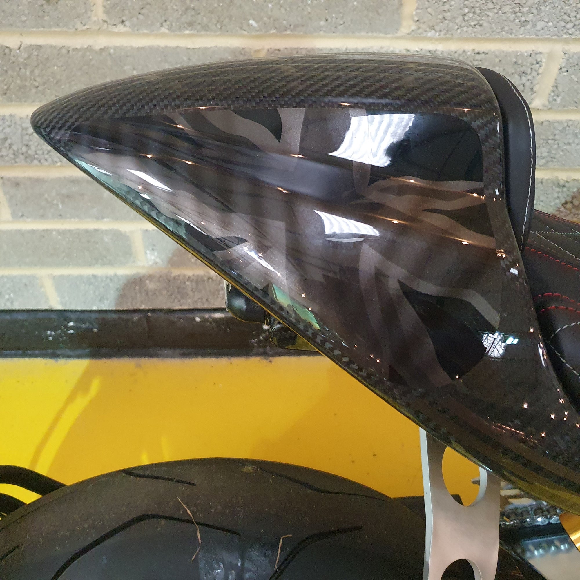 Norton V4sv Carbon - Black Carbon