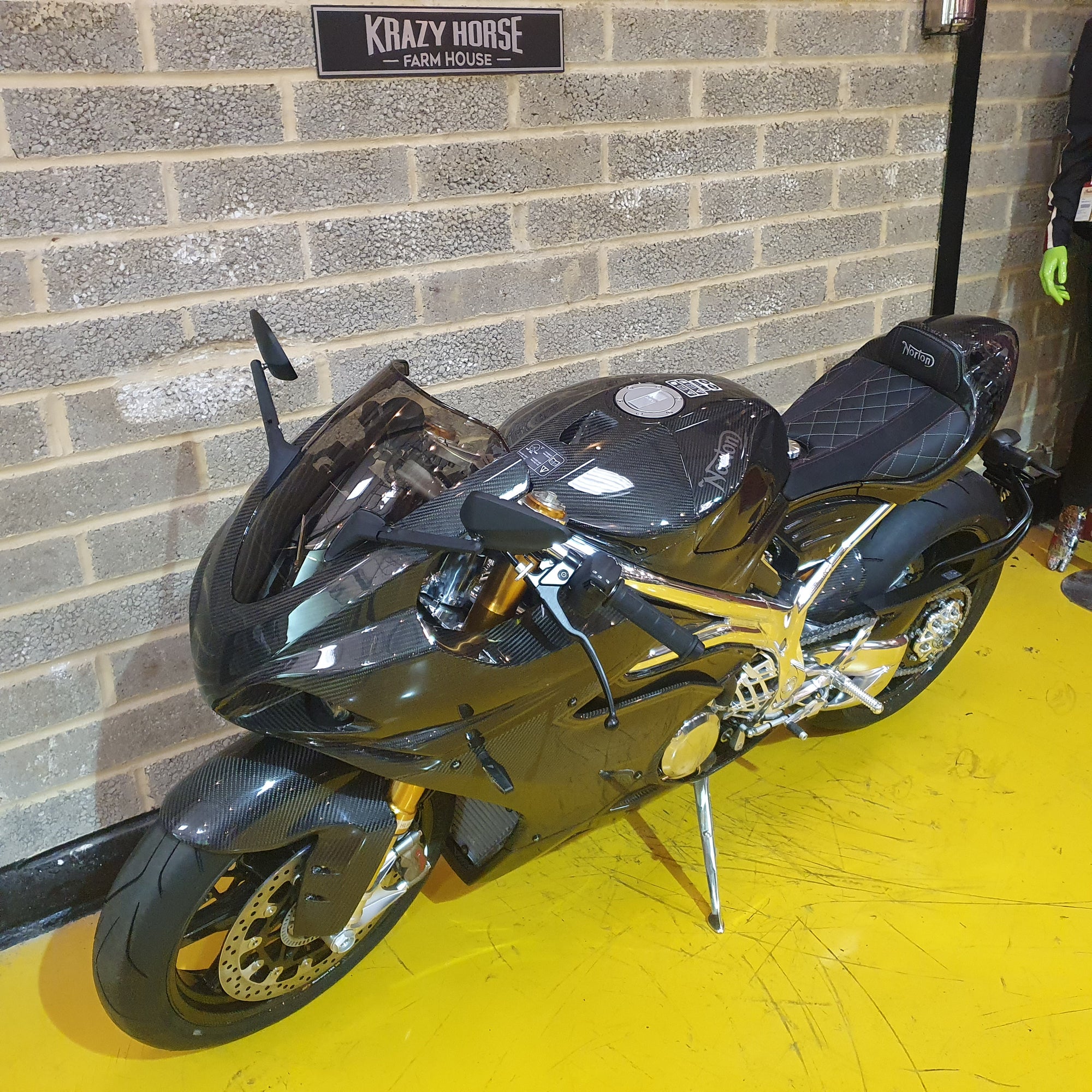 Norton V4sv Carbon - Black Carbon