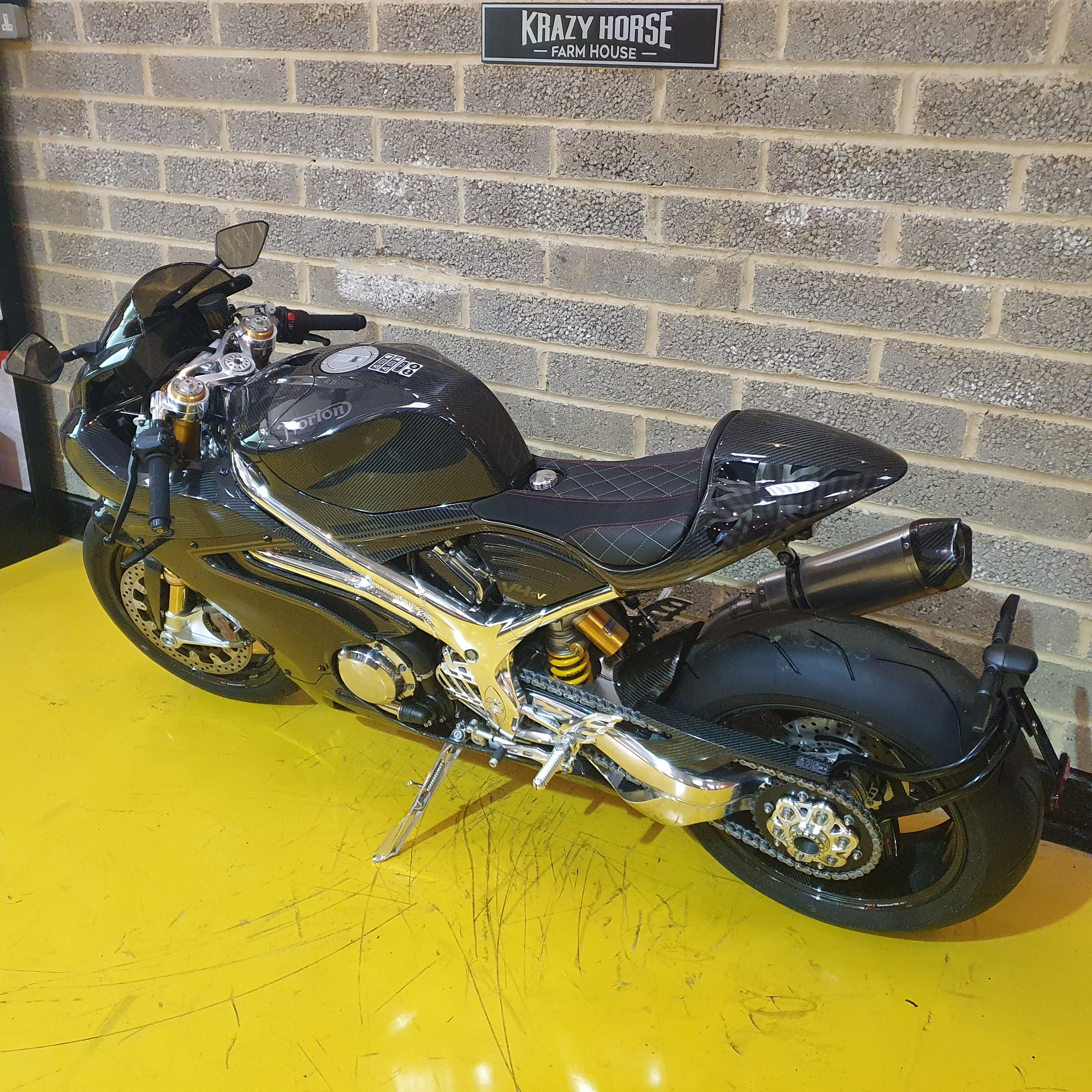 Norton V4sv Carbon - Black Carbon