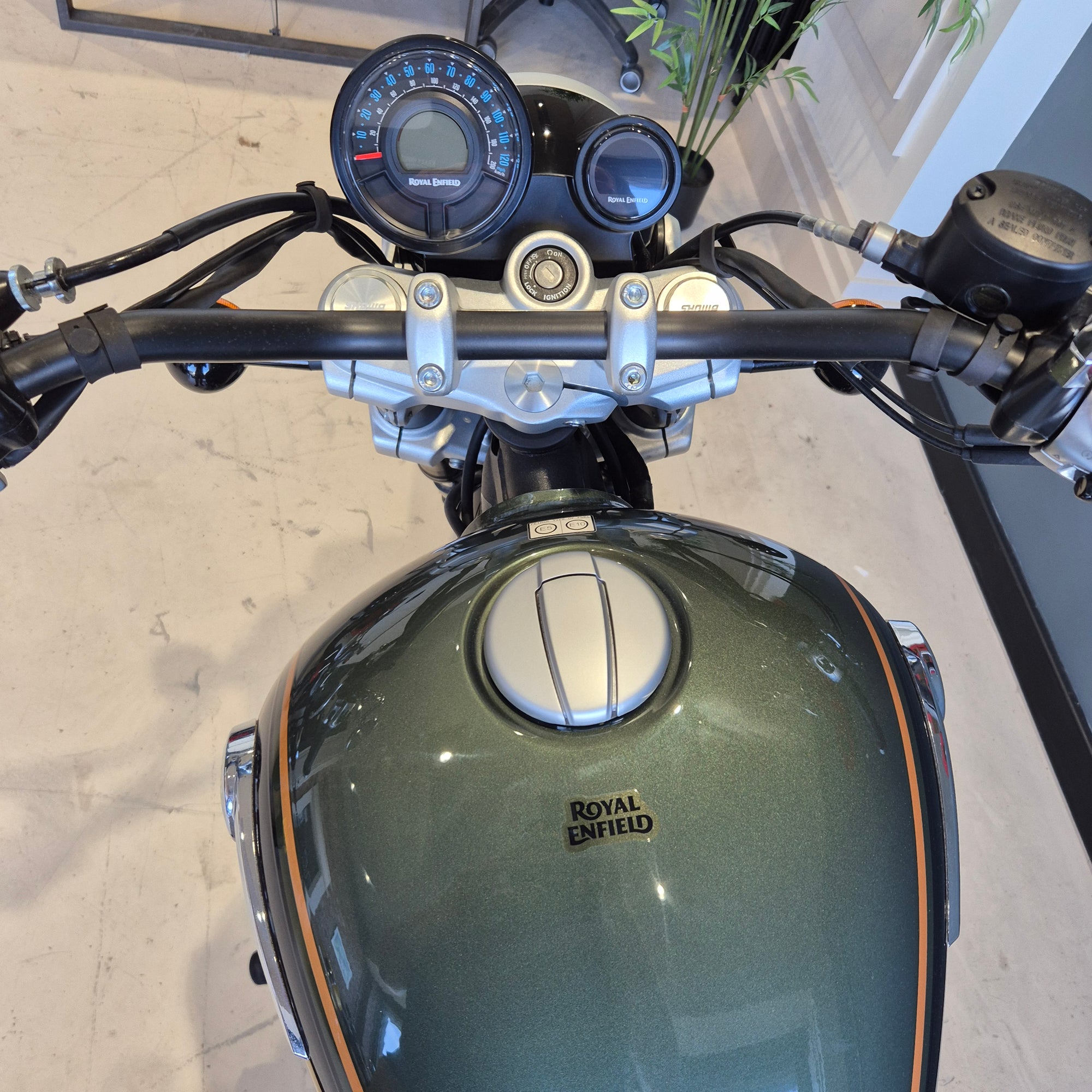 Royal Enfield Super Meteor 650 - Interstellar Green - Preloved
