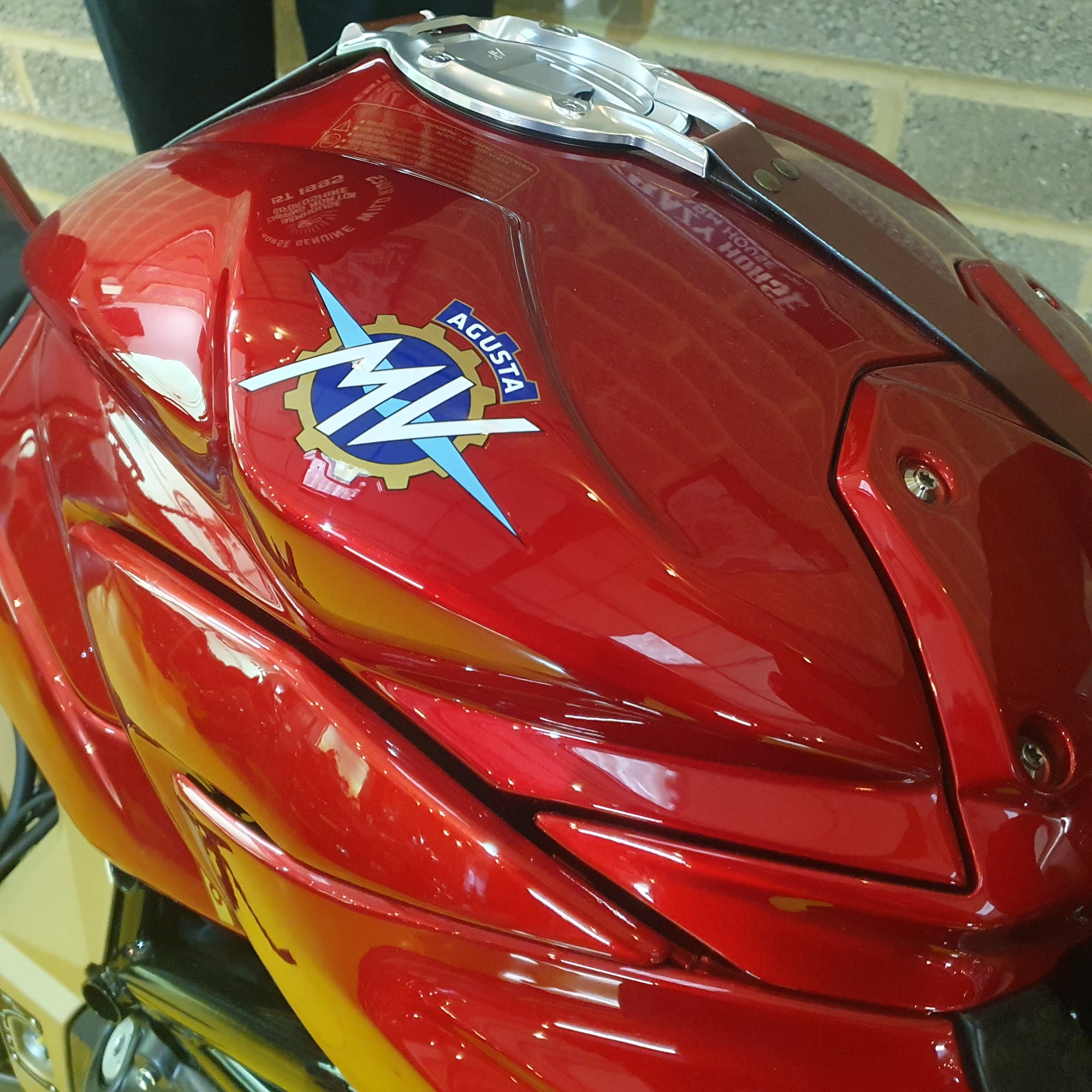 MV SUPERVELOCE 1000 SERIE ORO (132#500) - PEARL SHOCK RED