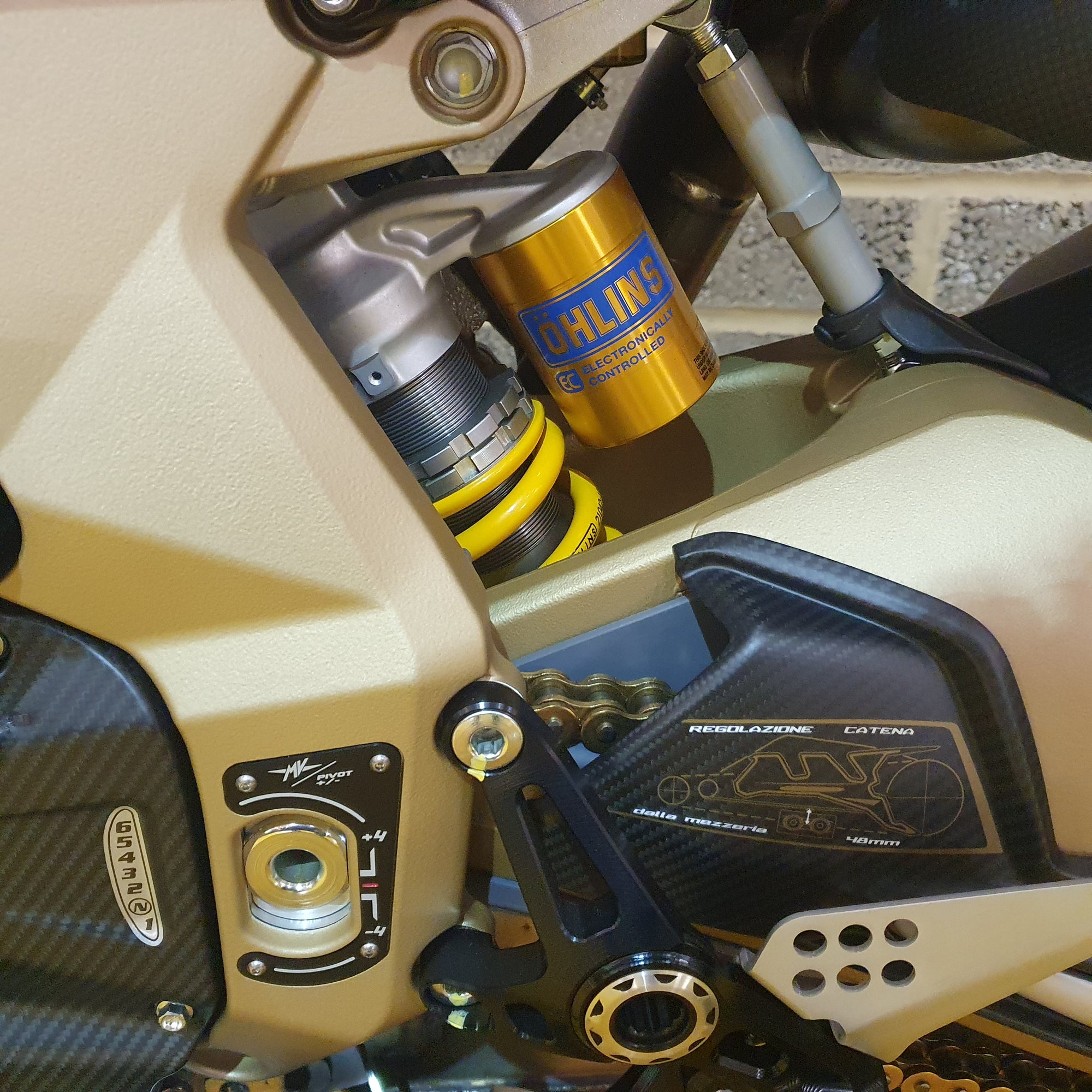 MV SUPERVELOCE 1000 SERIE ORO (132#500) - PEARL SHOCK RED