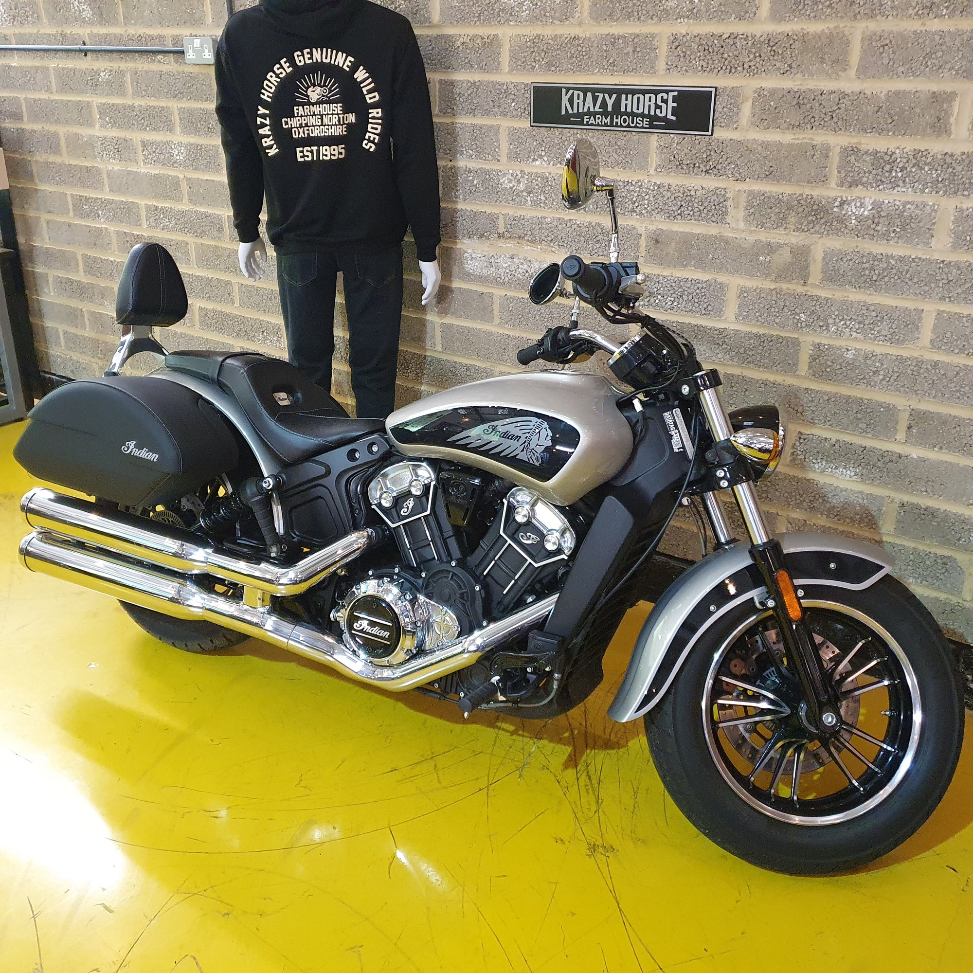 2023 Indian Scout Icon - Silver Quartz Metallic & Black Metallic