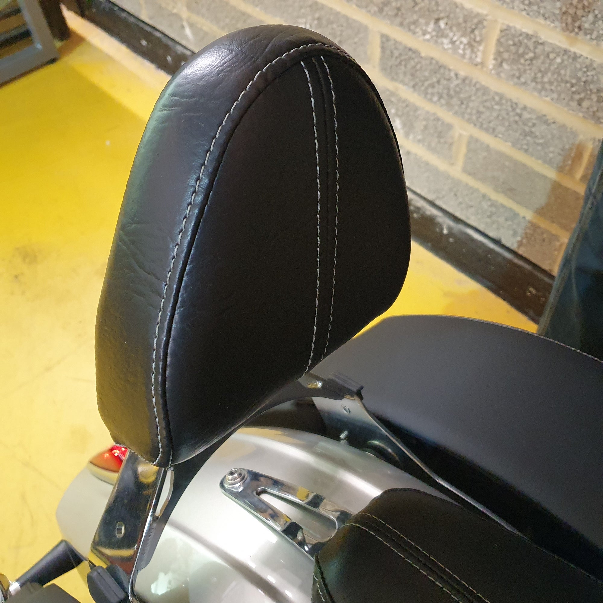 2023 Indian Scout Icon - Silver Quartz Metallic & Black Metallic