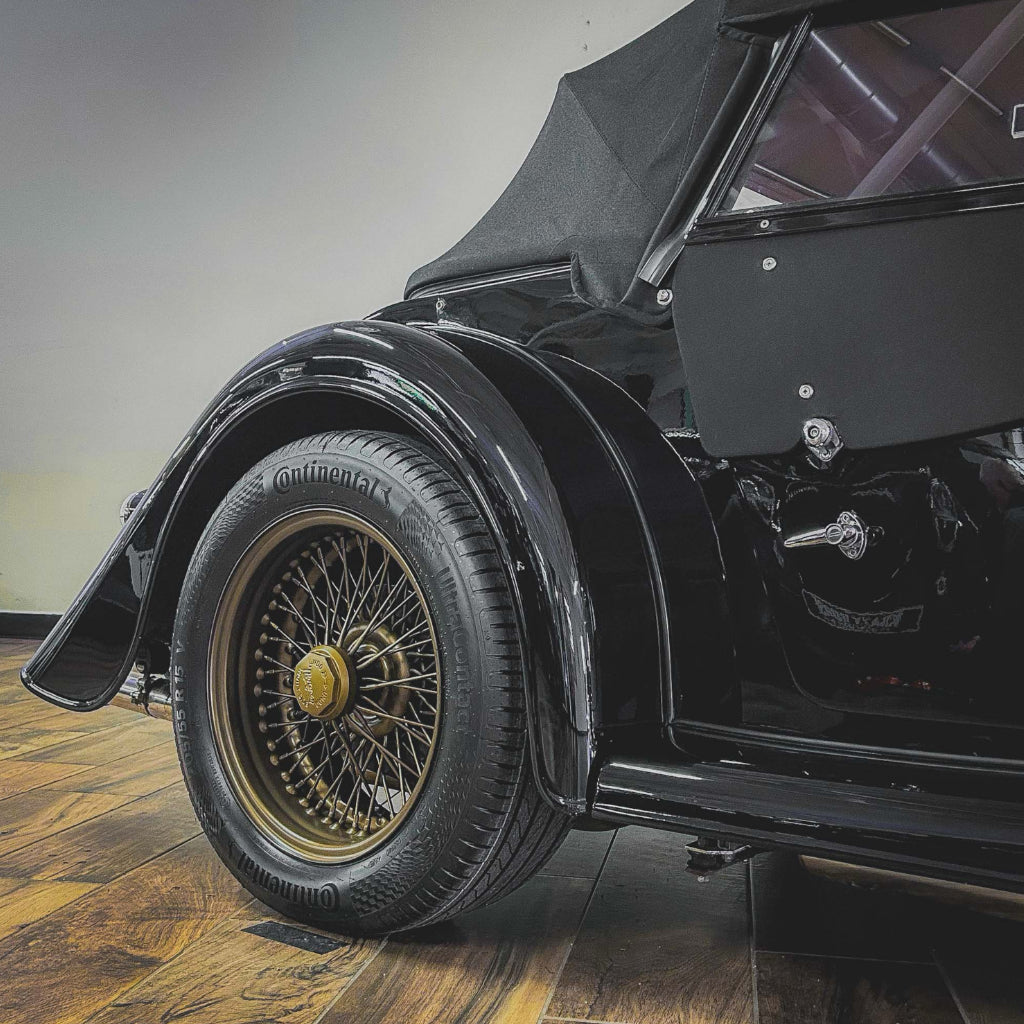 Morgan Plus 4 Traditional - Morgan Piano Black