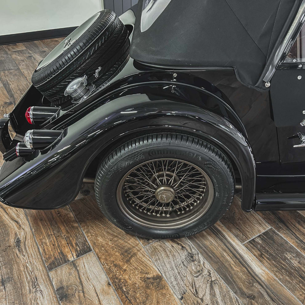 Morgan Plus 4 Traditional - Morgan Piano Black