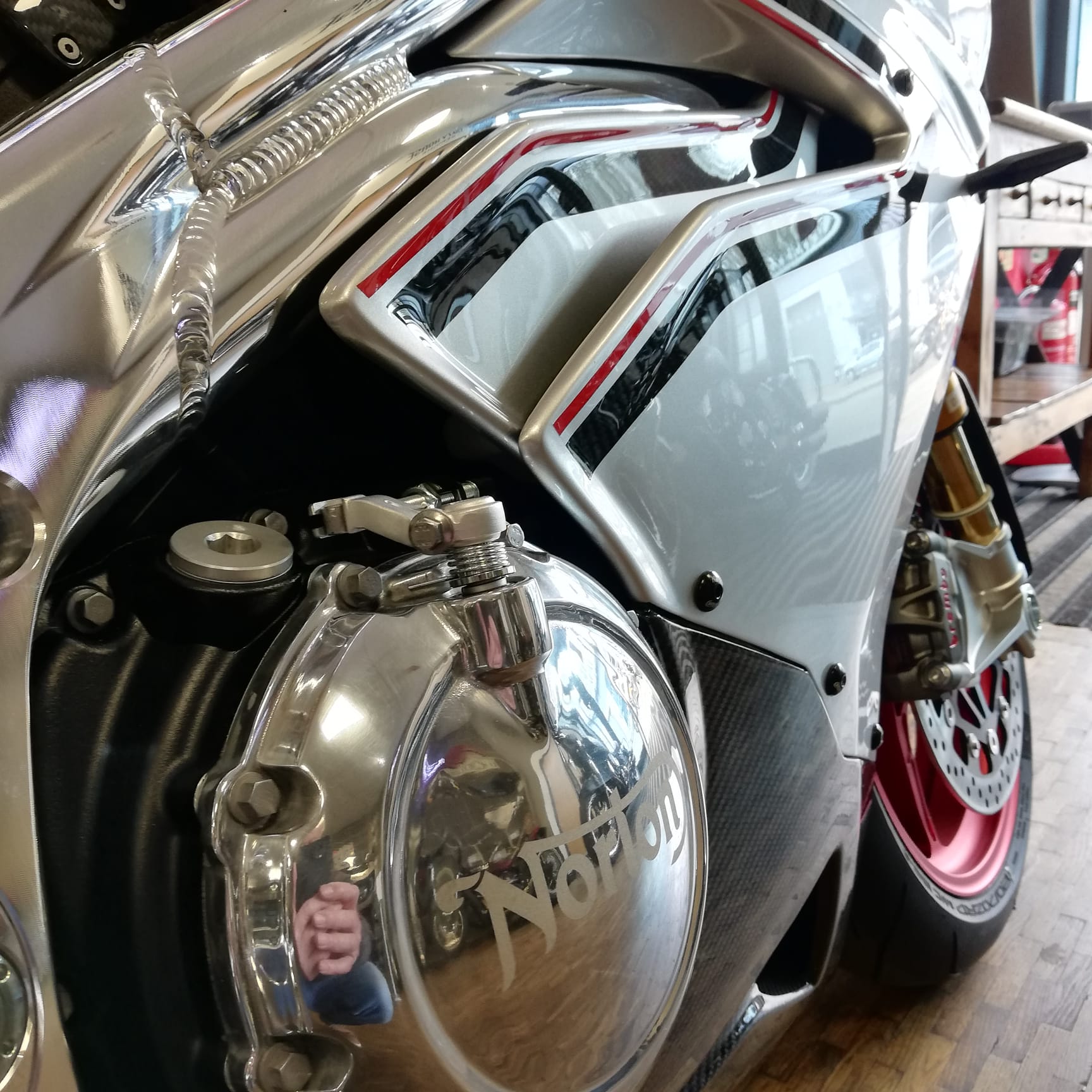 NORTON V4 SV - MANX SILVER