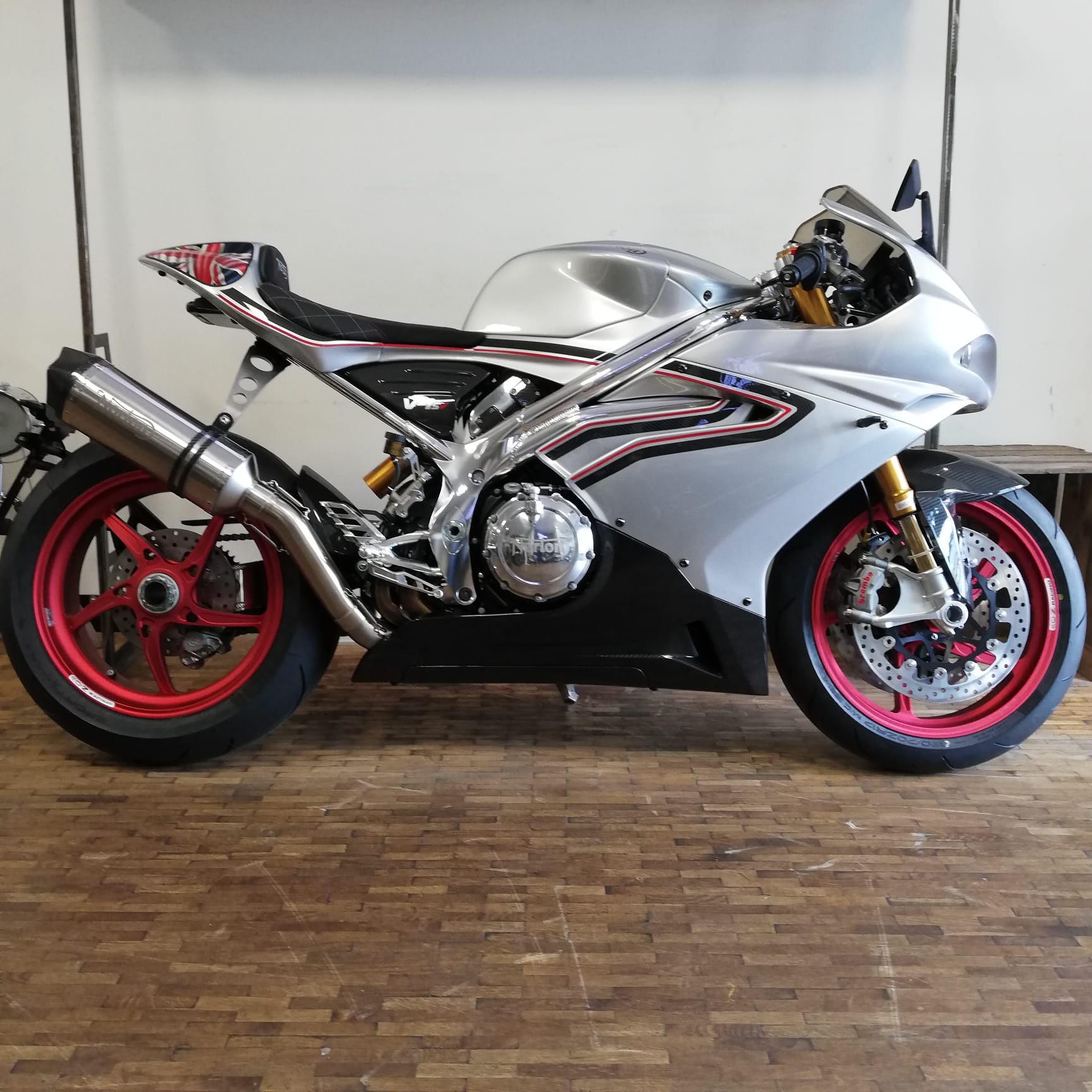 NORTON V4 SV - MANX SILVER