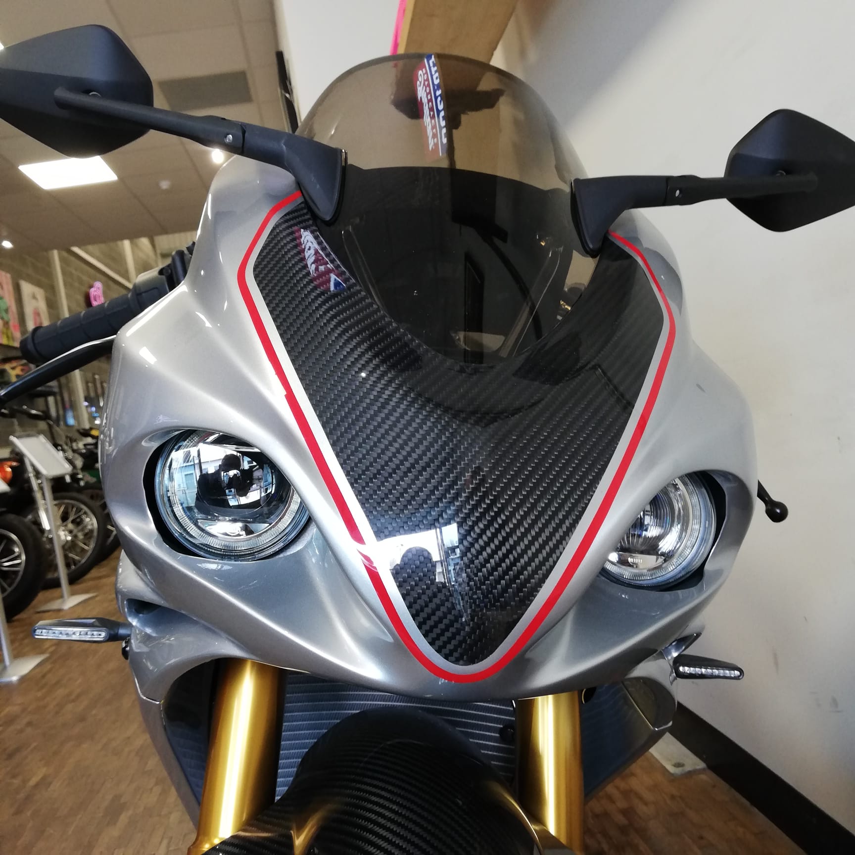 NORTON V4 SV - MANX SILVER