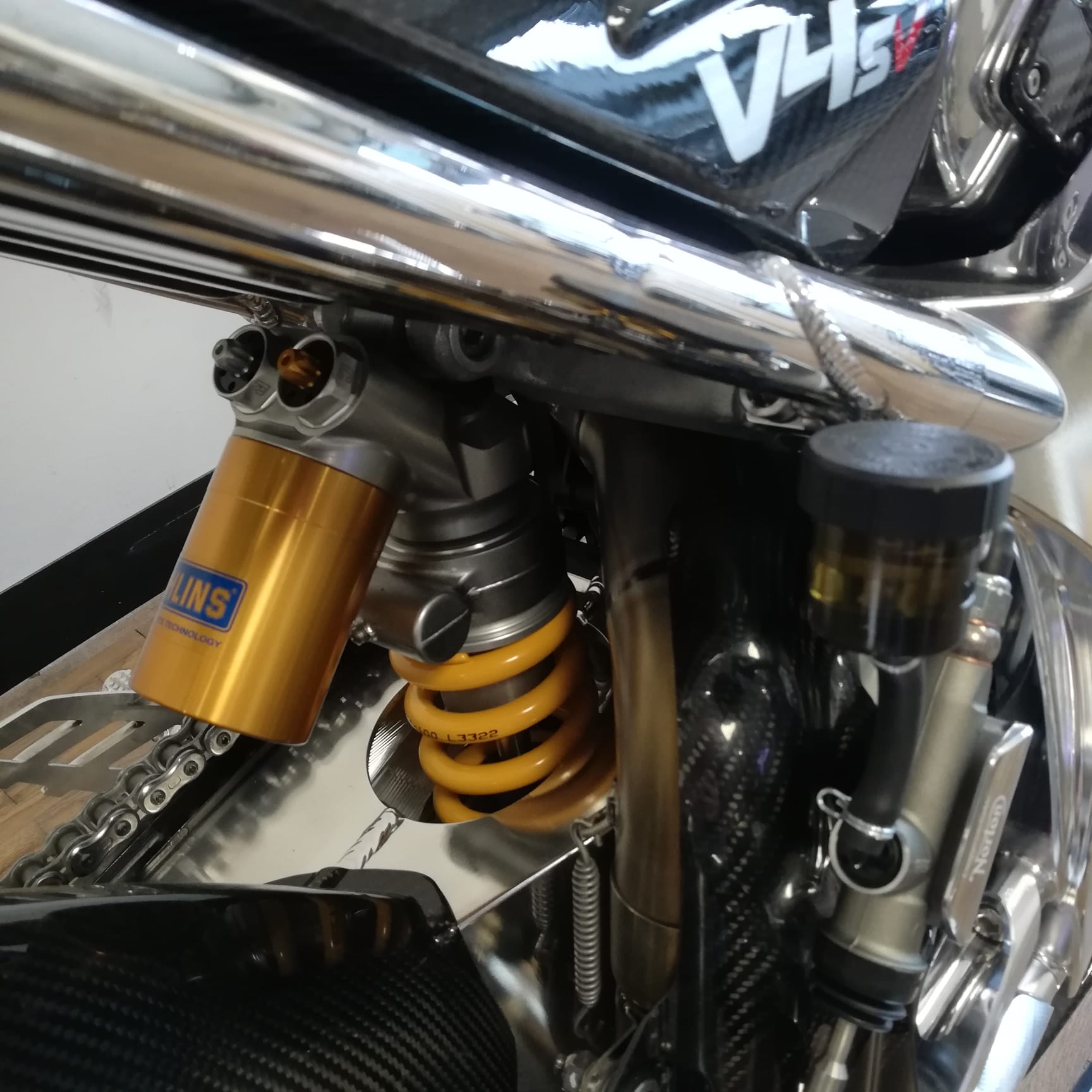 NORTON V4 SV - MANX SILVER