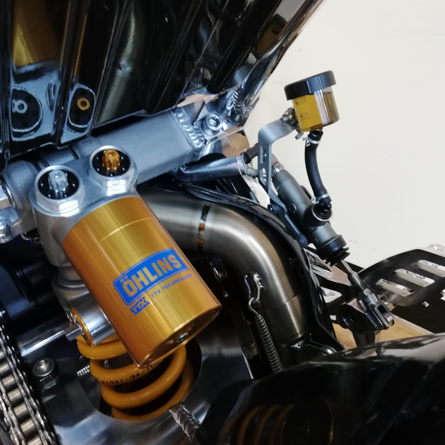 NORTON V4 SV - MANX SILVER