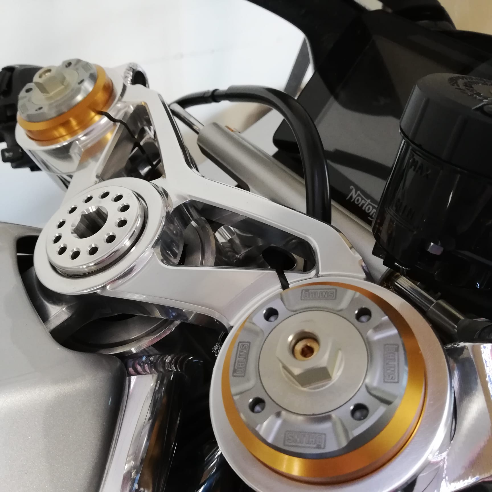 NORTON V4 SV - MANX SILVER