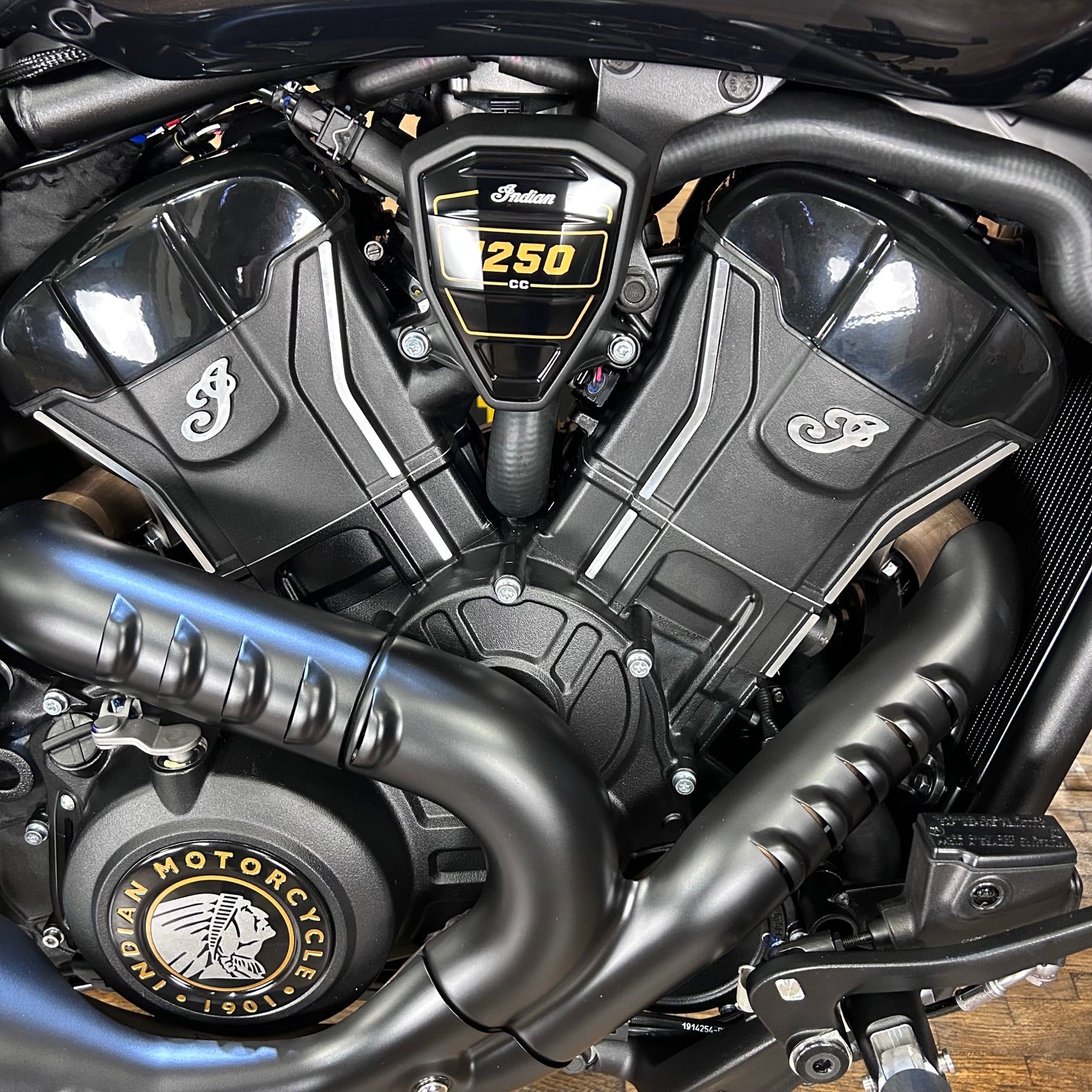 2026 INDIAN SCOUT 101 ’26 MODEL - CRYSTAL BLACK w/super graphite