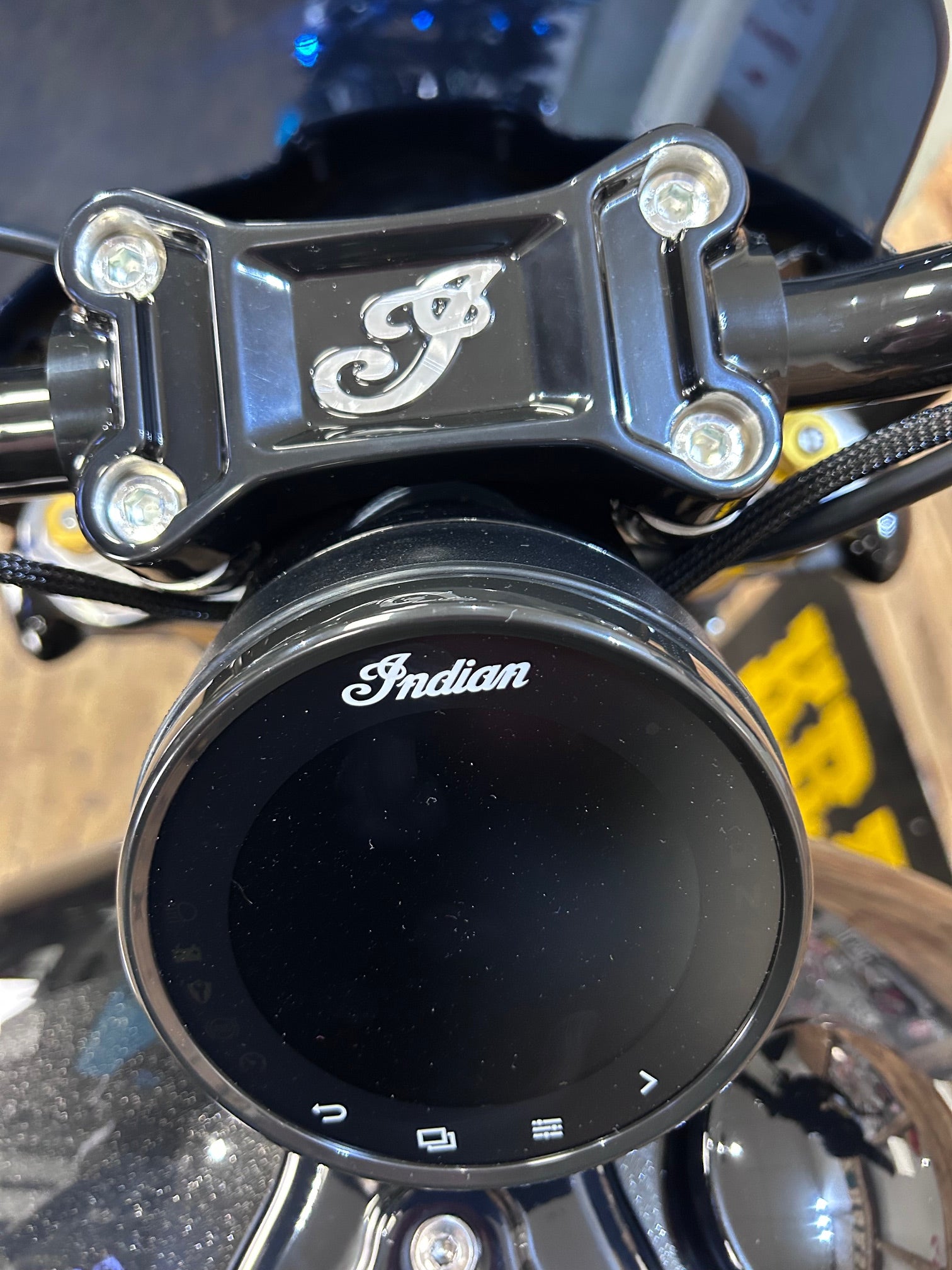 2026 INDIAN SCOUT 101 ’26 MODEL - CRYSTAL BLACK w/super graphite