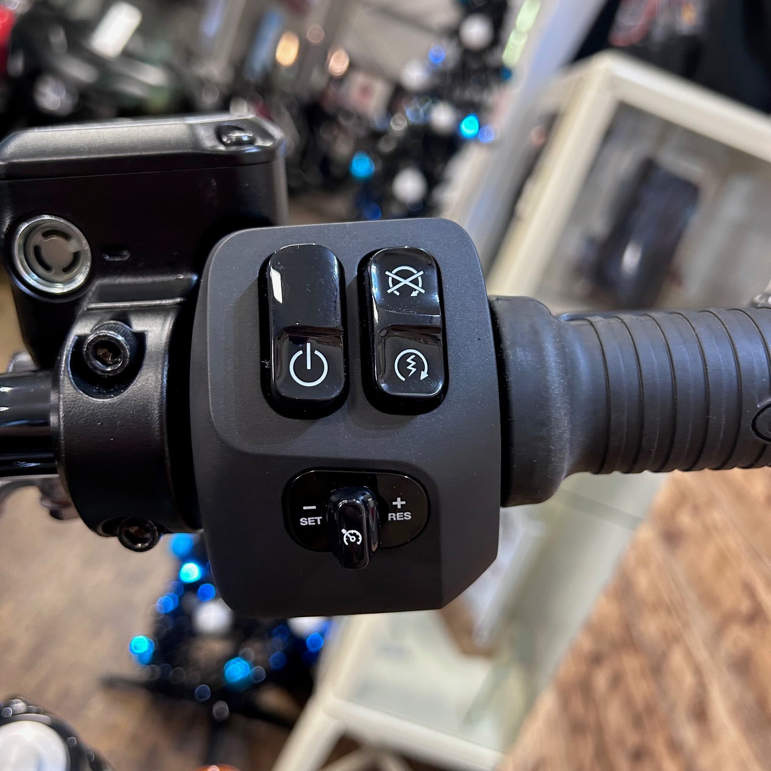 INDIAN CHIEF BOBBER DARKHORSE ’26 M/Y - MOSS GREEN