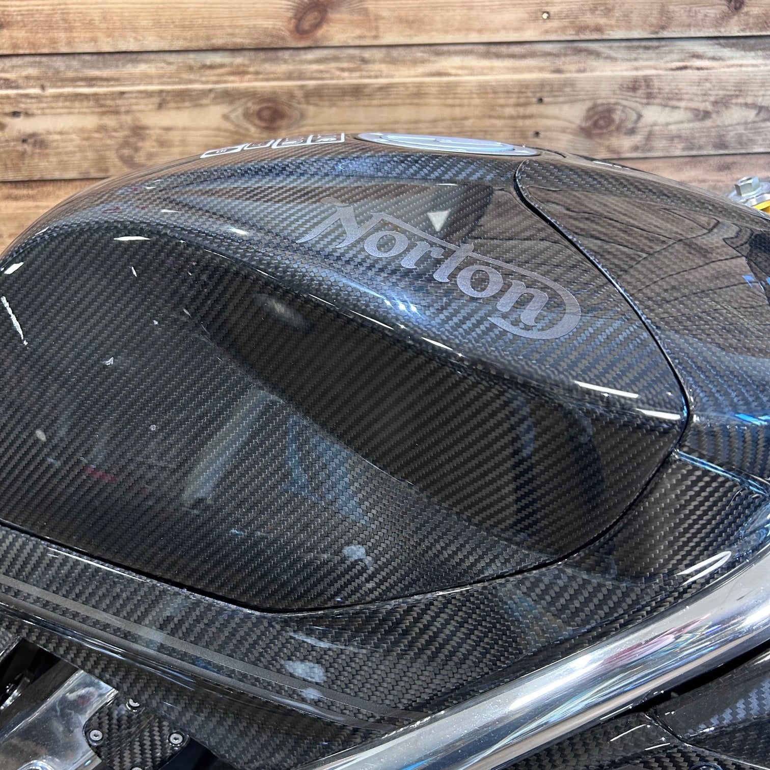 Norton V4sv Carbon - Black Carbon