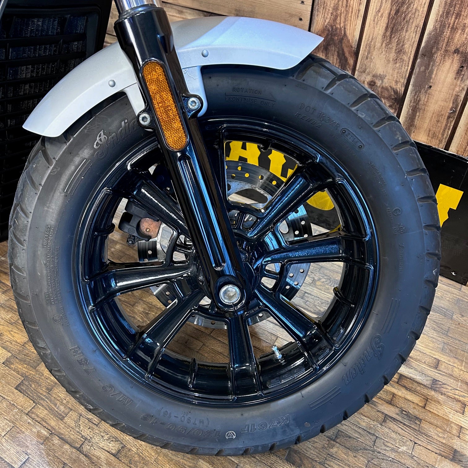 INDIAN SCOUT BOBBER - STAR SILVER/BLK SMOKE - PreLoved