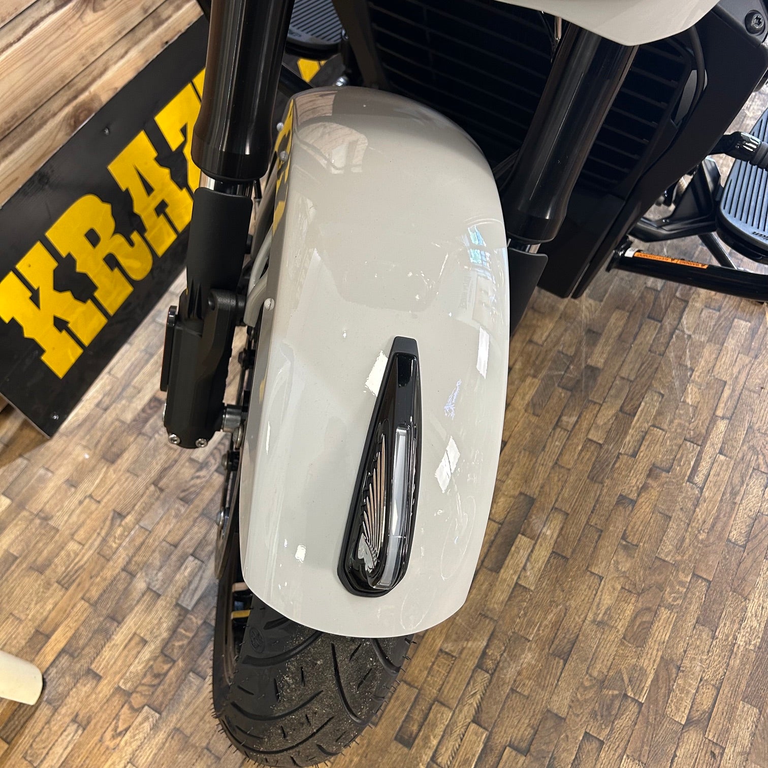 INDIAN CHIEFTAIN 2026 Power plus 112 - CHALK WITH BLACK METALLIC