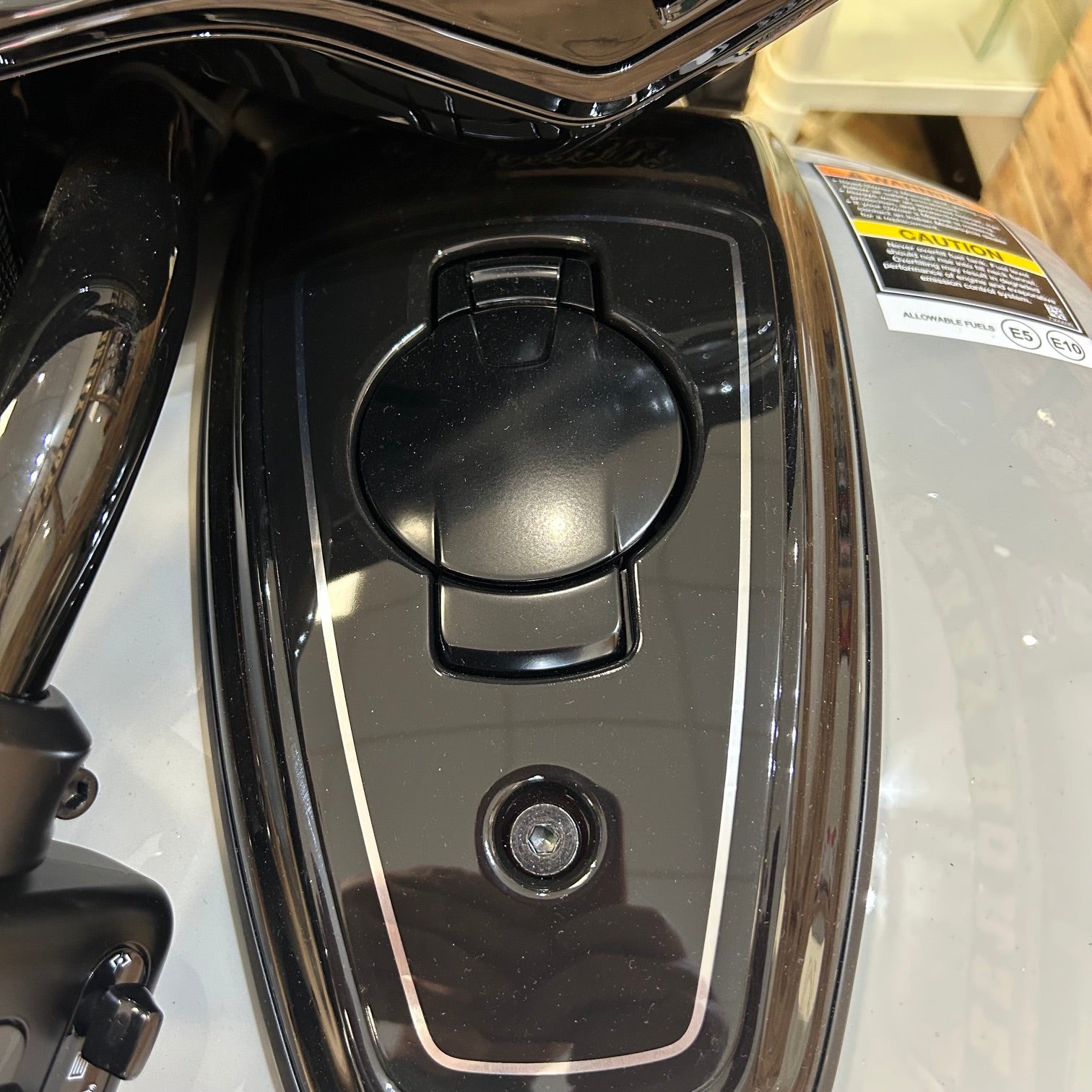 INDIAN CHIEFTAIN 2026 Power plus 112 - CHALK WITH BLACK METALLIC