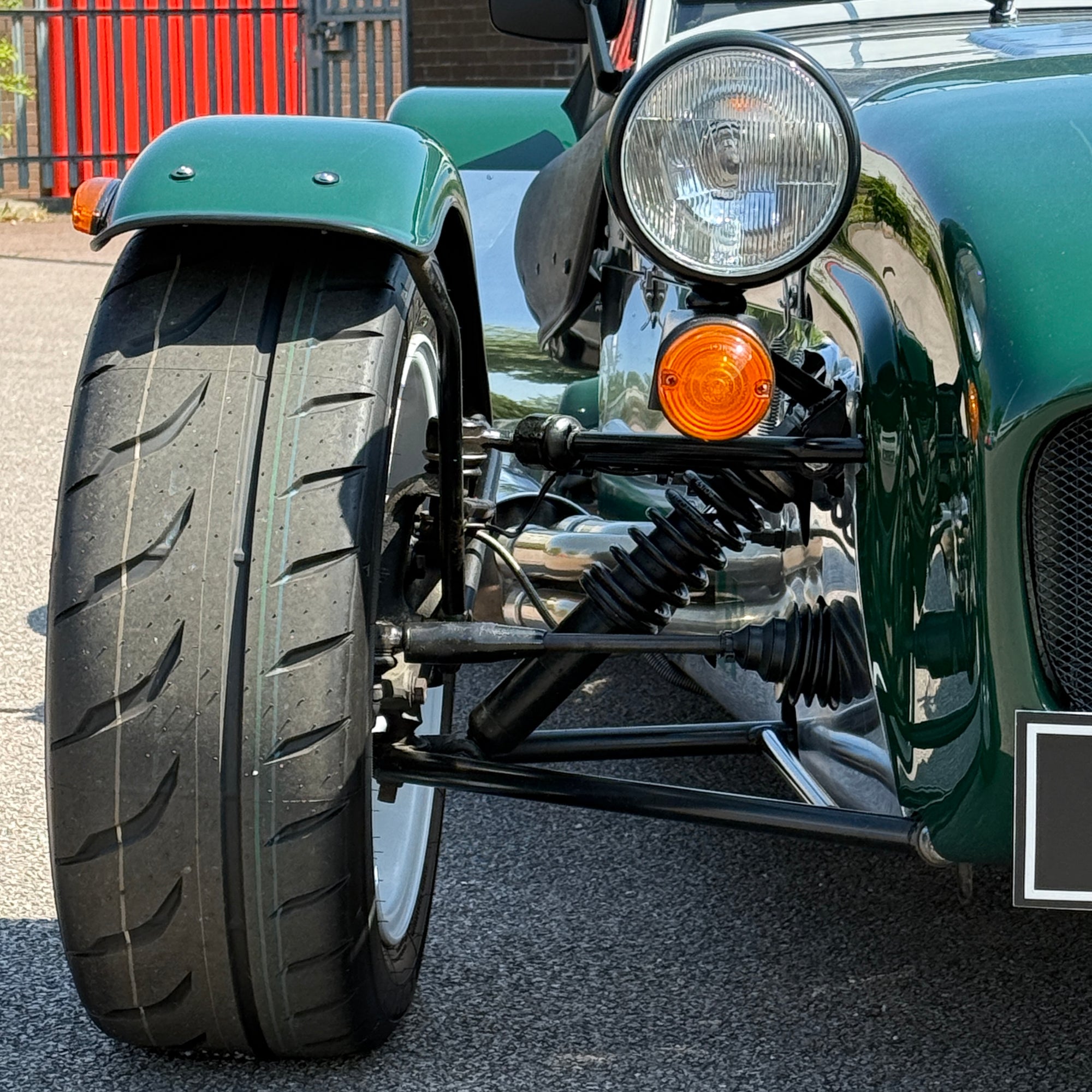 10/10 CATERHAM SEVEN ROADSPORT LARGE CHASSIS - GREEN ALUMINIUM WITH BLACK LEATHER