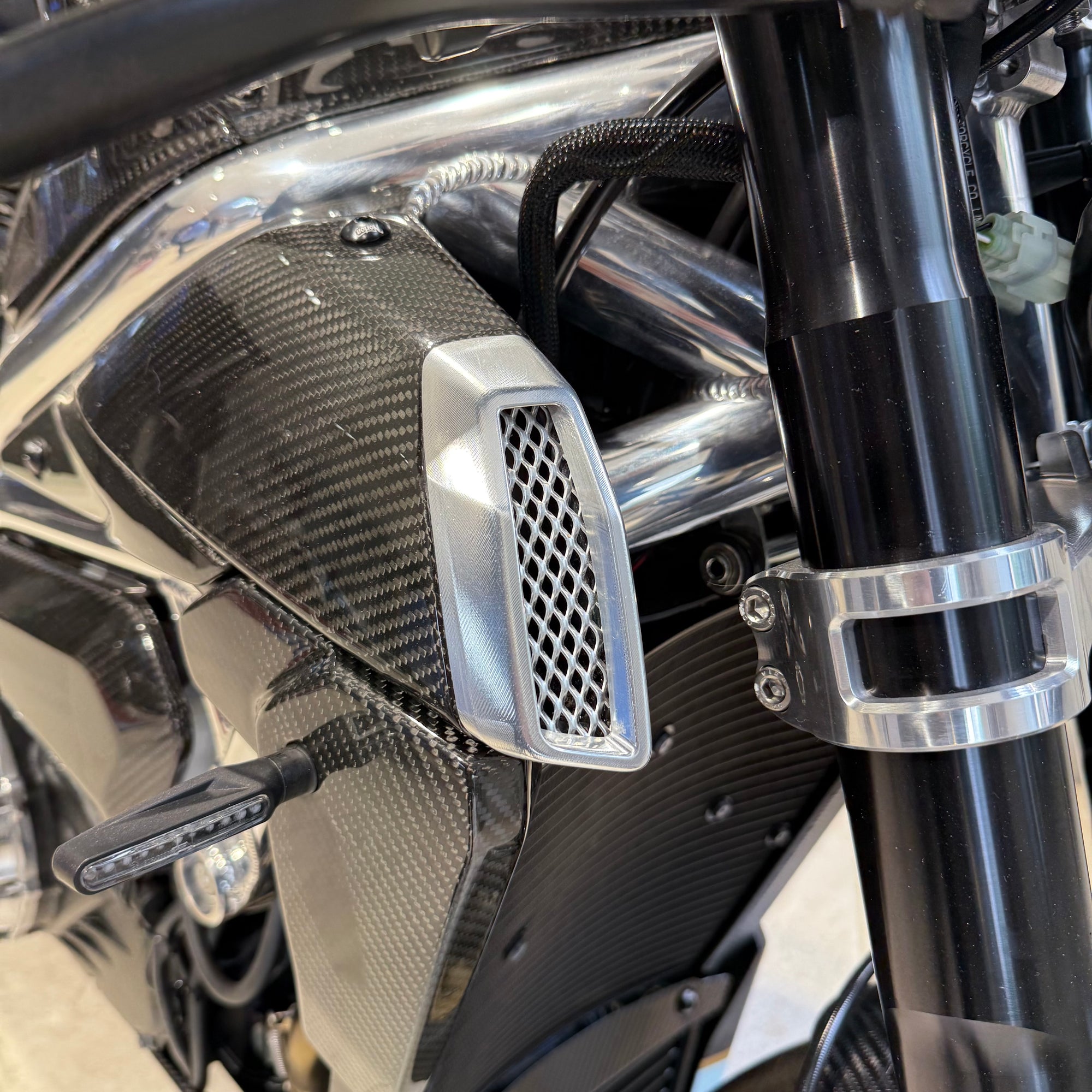 2025 Norton V4CR Carbon - Carbon Fibre / Black
