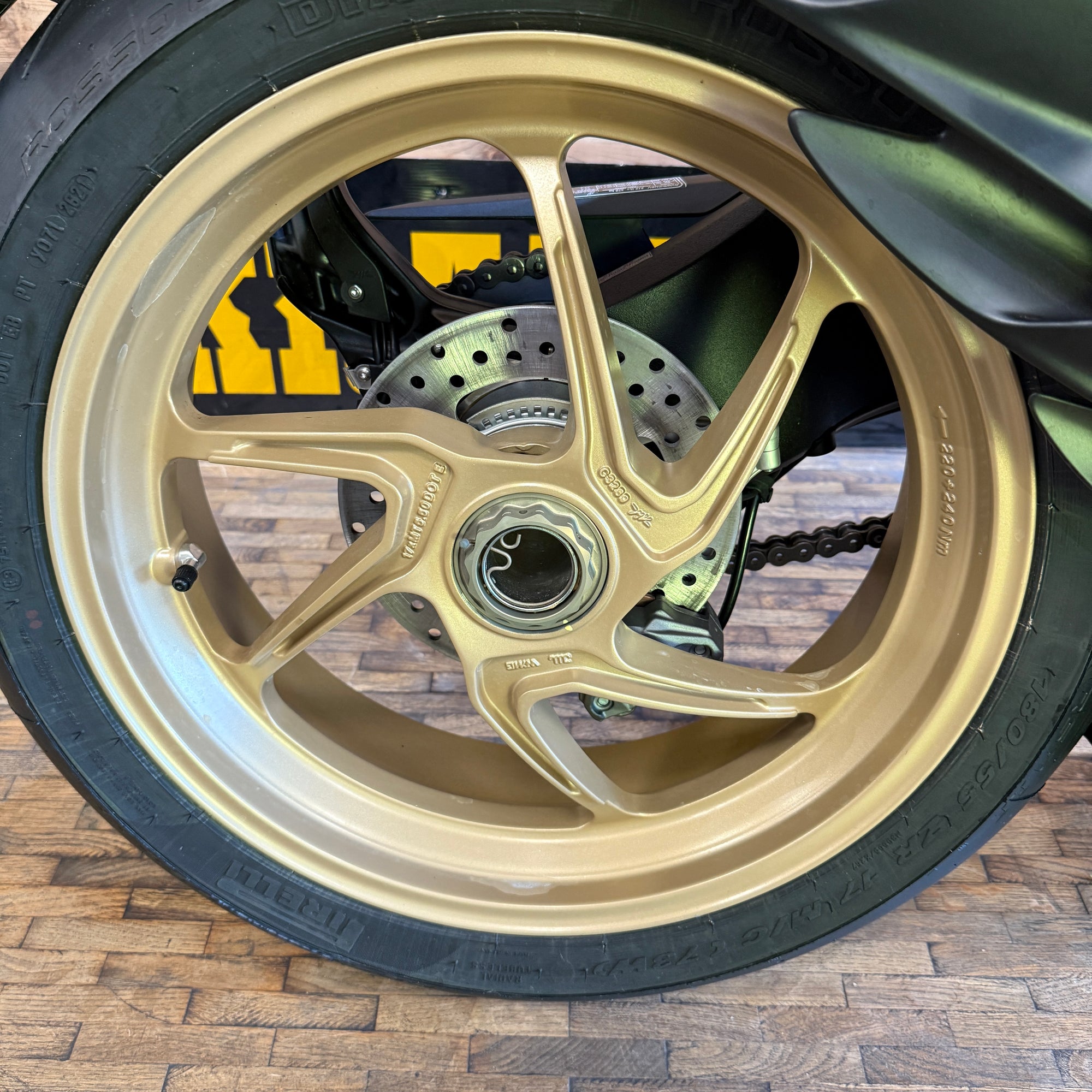 MV Agusta Superveloce E5 - Metallic Yellow/ Matt metallic Graphite