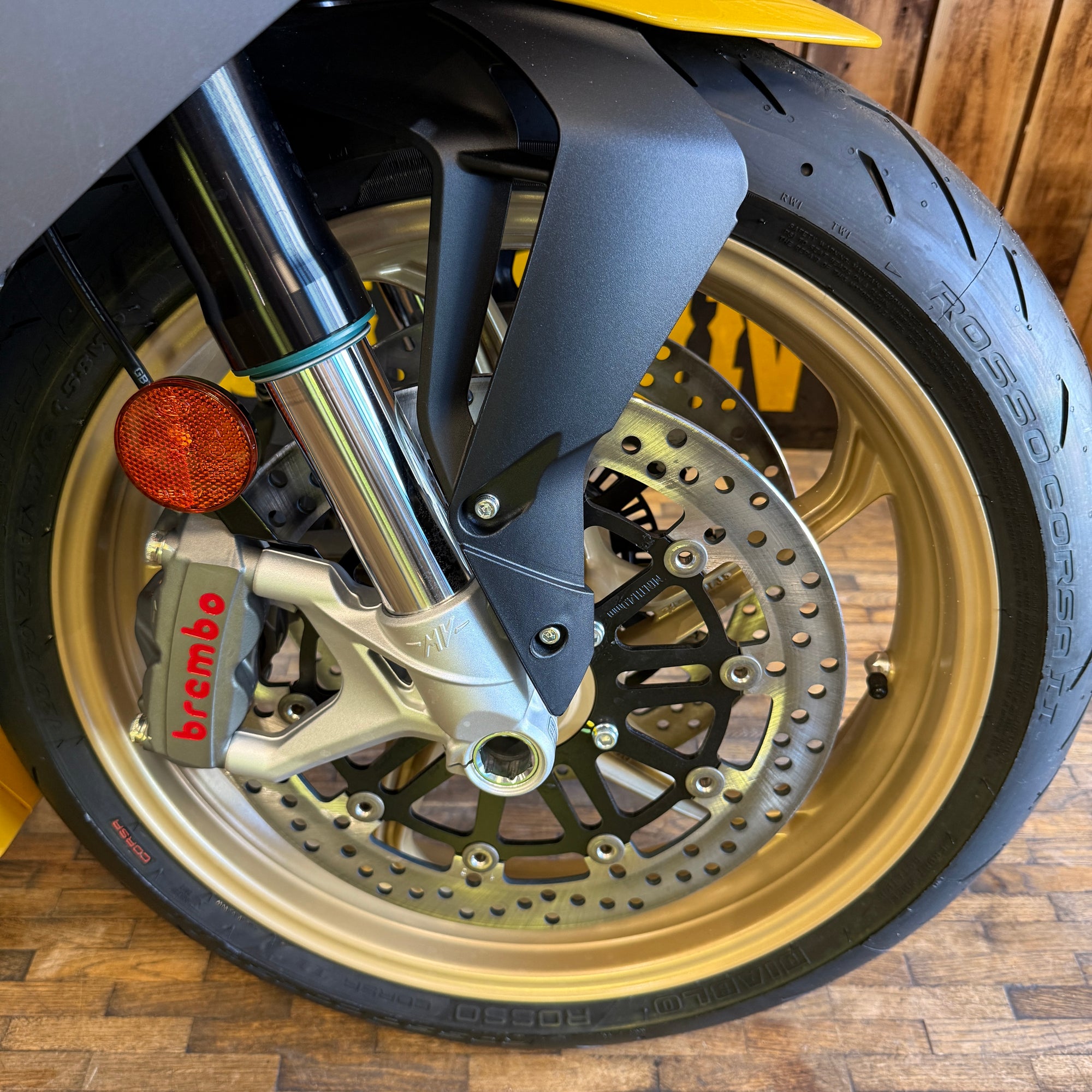 MV Agusta Superveloce E5 - Metallic Yellow/ Matt metallic Graphite