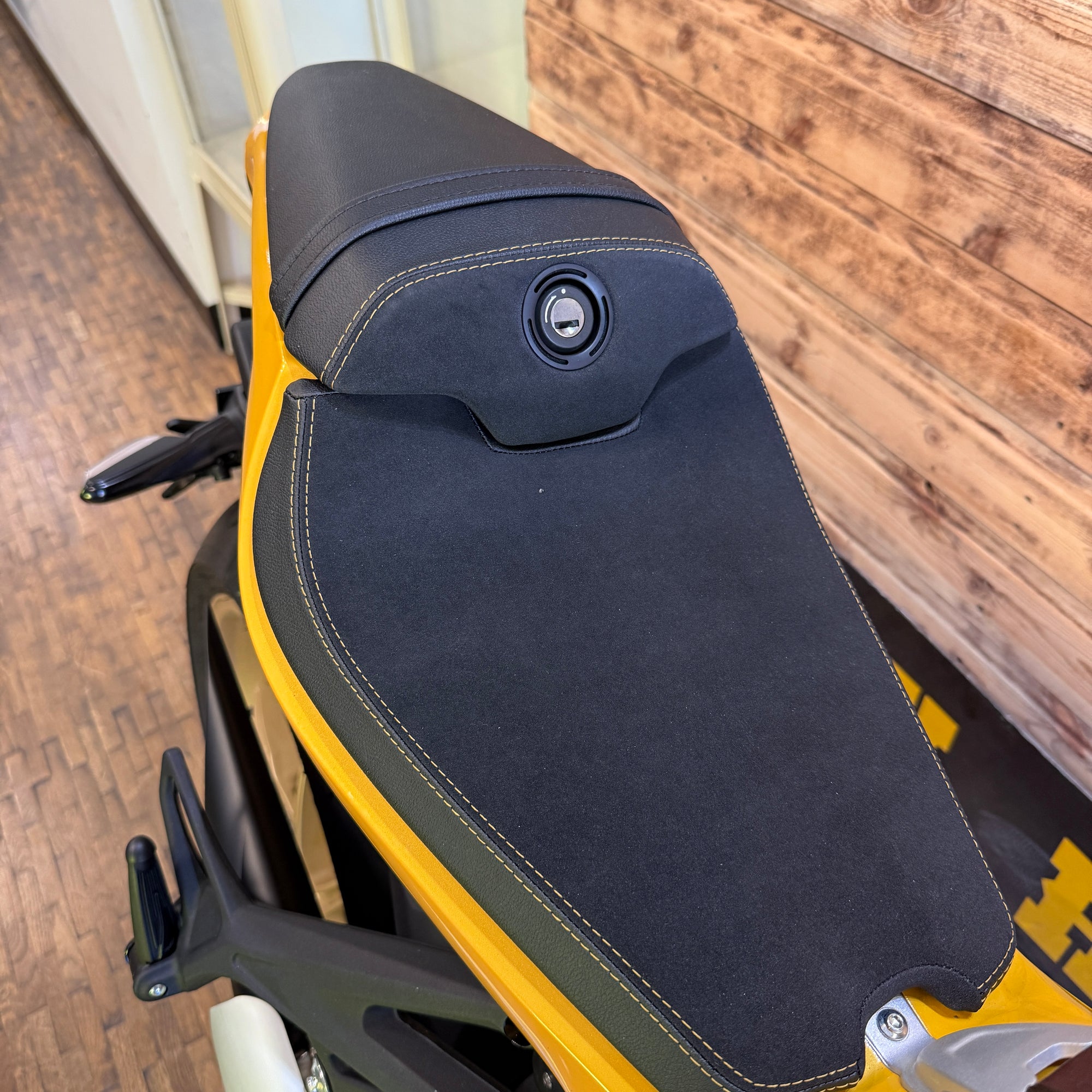 MV Agusta Superveloce E5 - Metallic Yellow/ Matt metallic Graphite